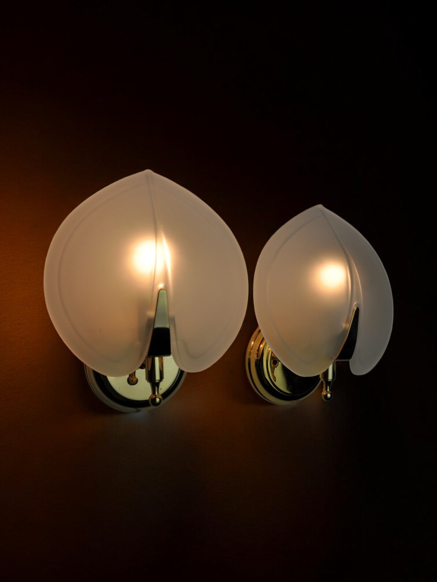 Pair of wall lamps "sheet" in opaque glass, murano, Italy 1980