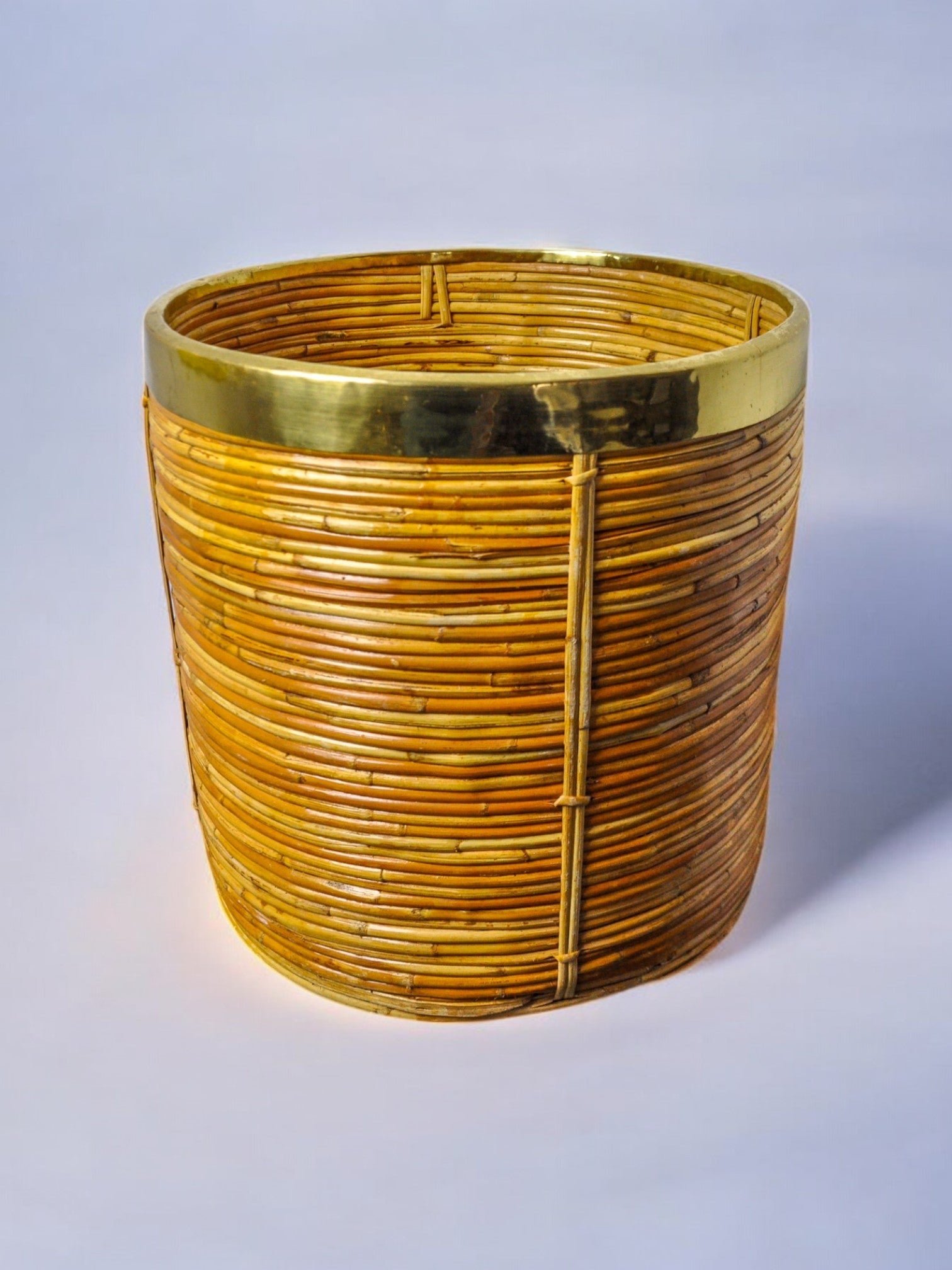 XL basket in rattan and brass, Italy, 1970, 36cm Diam