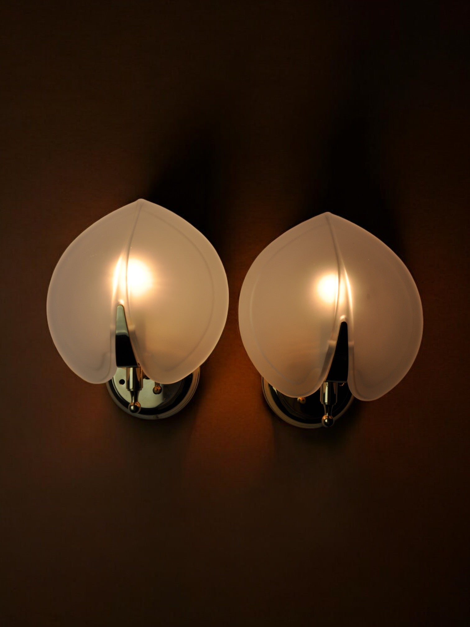 Pair of wall lamps "sheet" in opaque glass, murano, Italy 1980