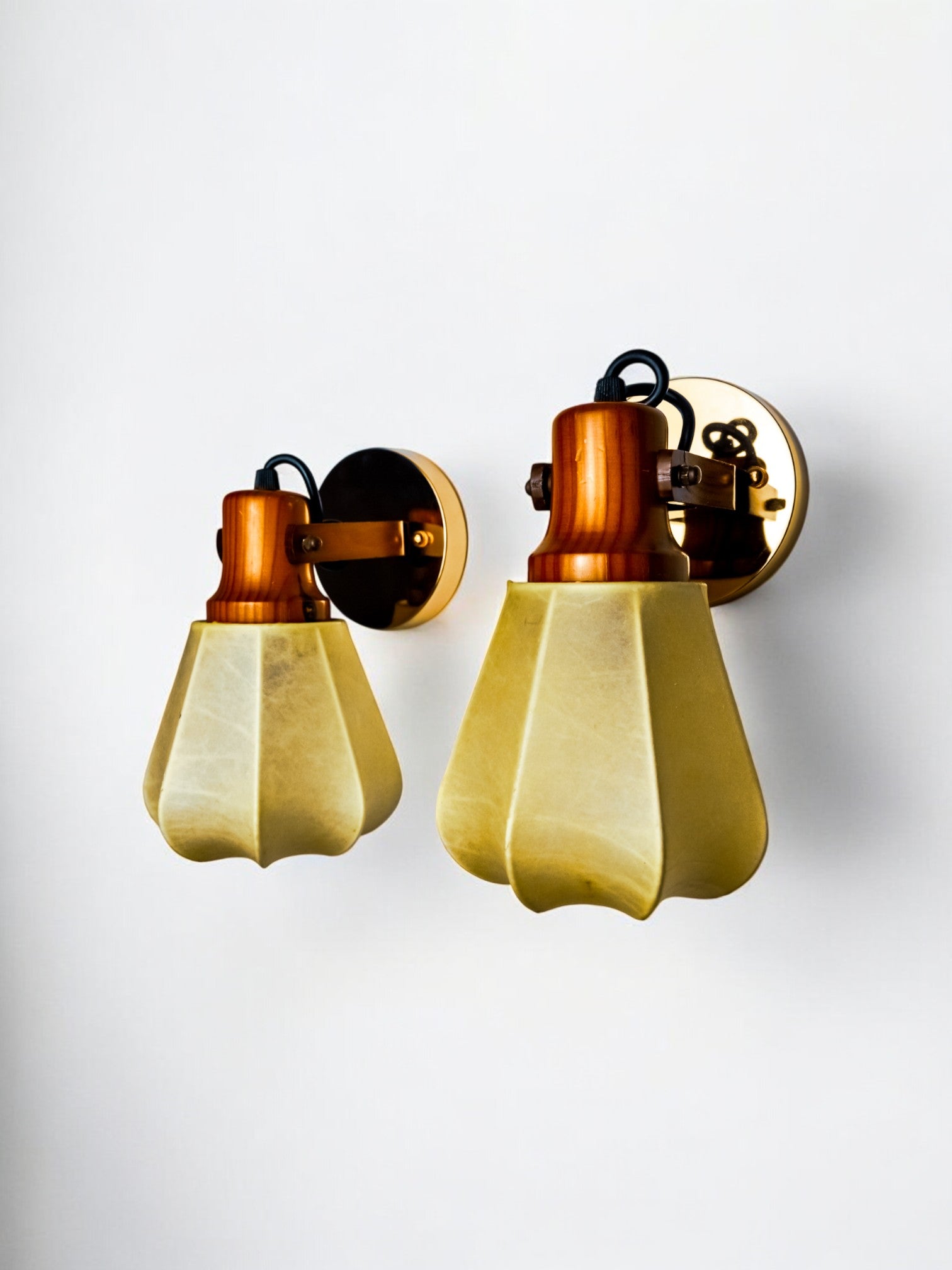 Pair of articulated "Cocoon" wall lights in resin and pine, Italy, 1970