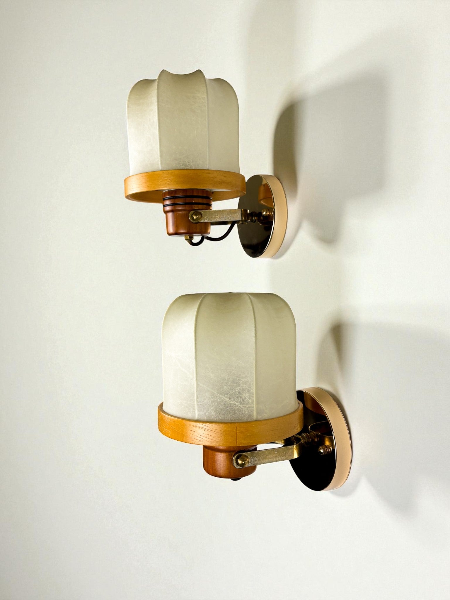 Pair of articulated "Cocoon" wall lights, resin and pine, Italy, Circa 1970's