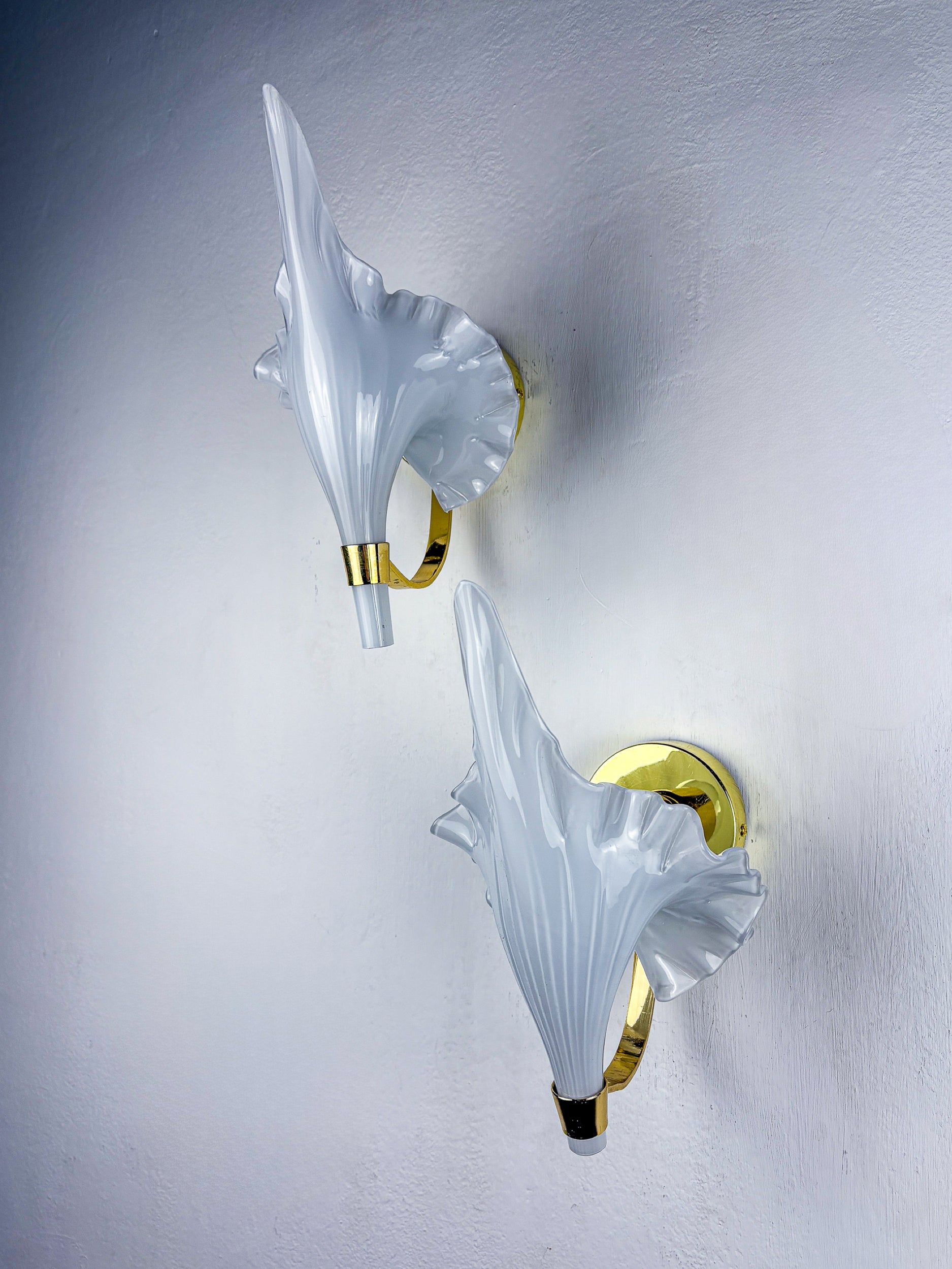 Pair of "Calla Lily" Leaf-Shaped Wall Sconces, Murano Glass & Gilt Brass, Circa 1970, Italy