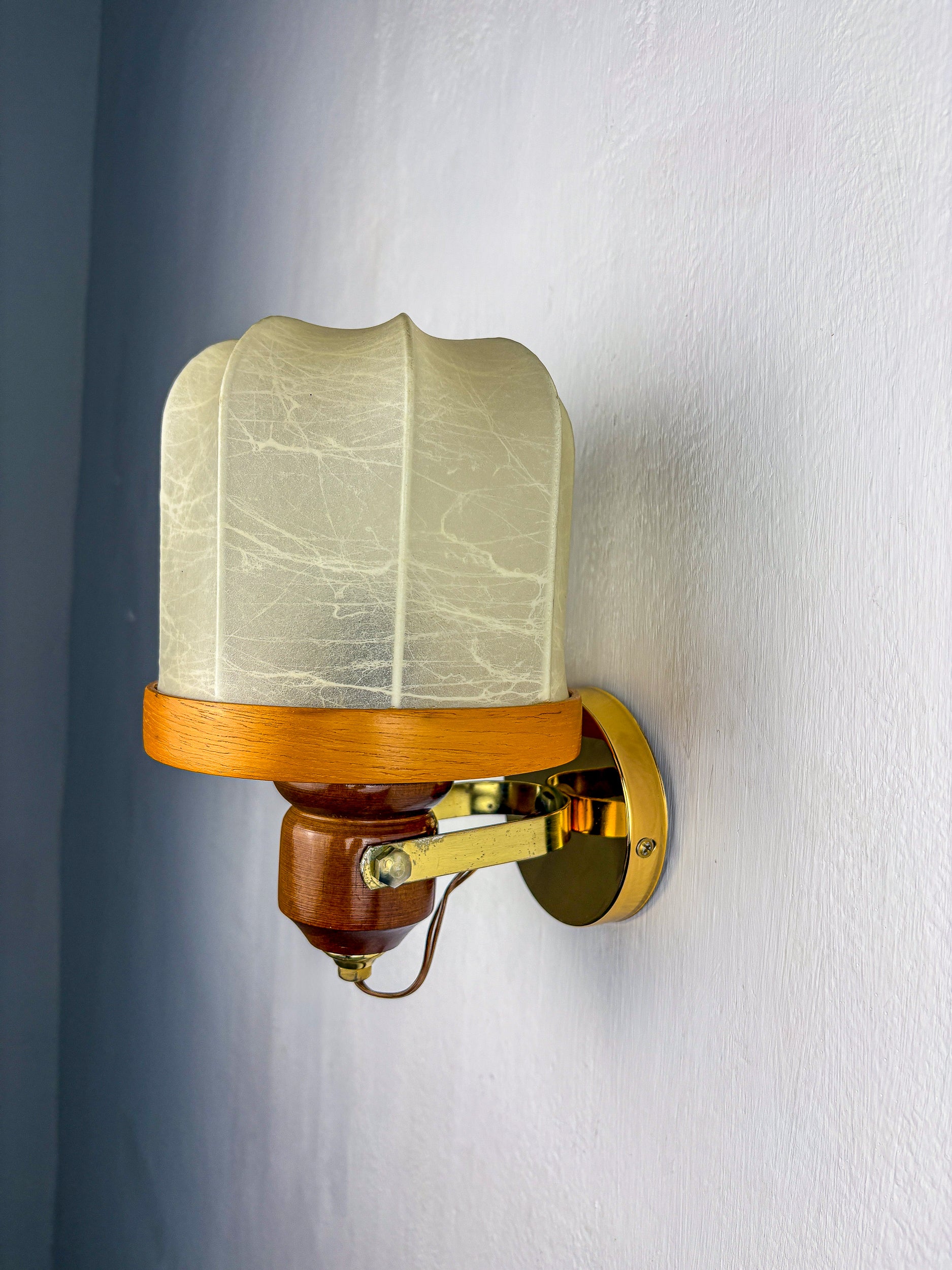Italian articulated "Cocoon" wall light, resin and pine, 1970's