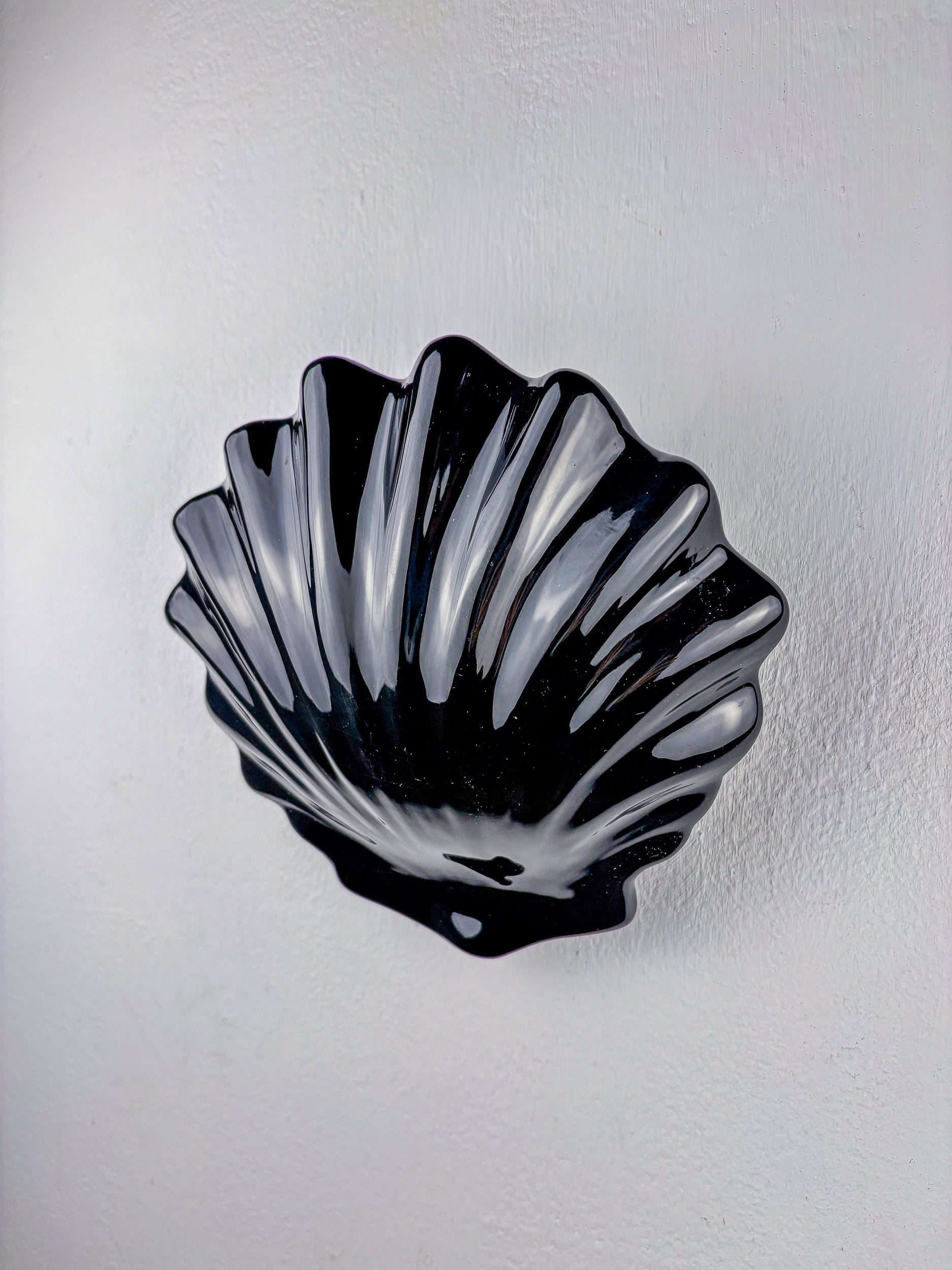 Italian shell-shaped wall sconce, black ceramic, 1970's