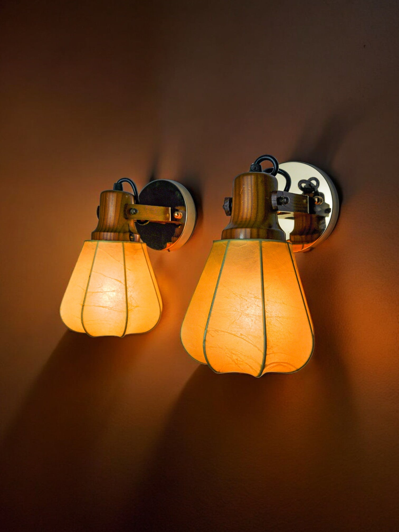 Pair of articulated "Cocoon" wall lights in resin and pine, Italy, 1970