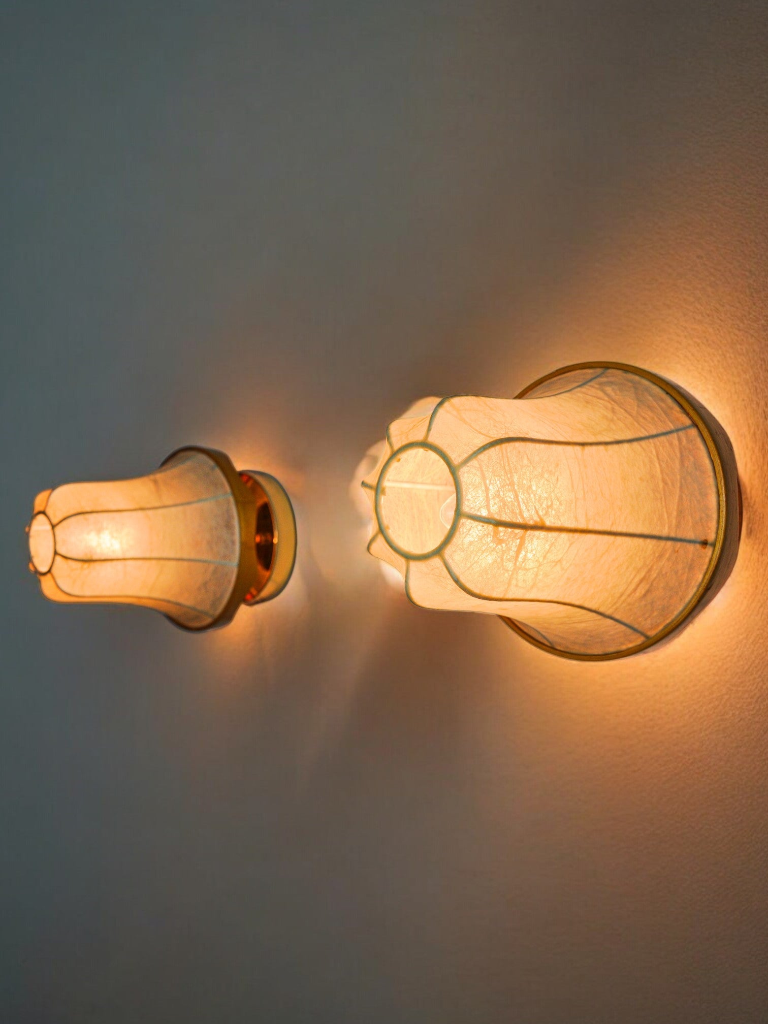 Pair of "Cocoon" pear-shaped wall lights, resin and pine, Italy, 1970