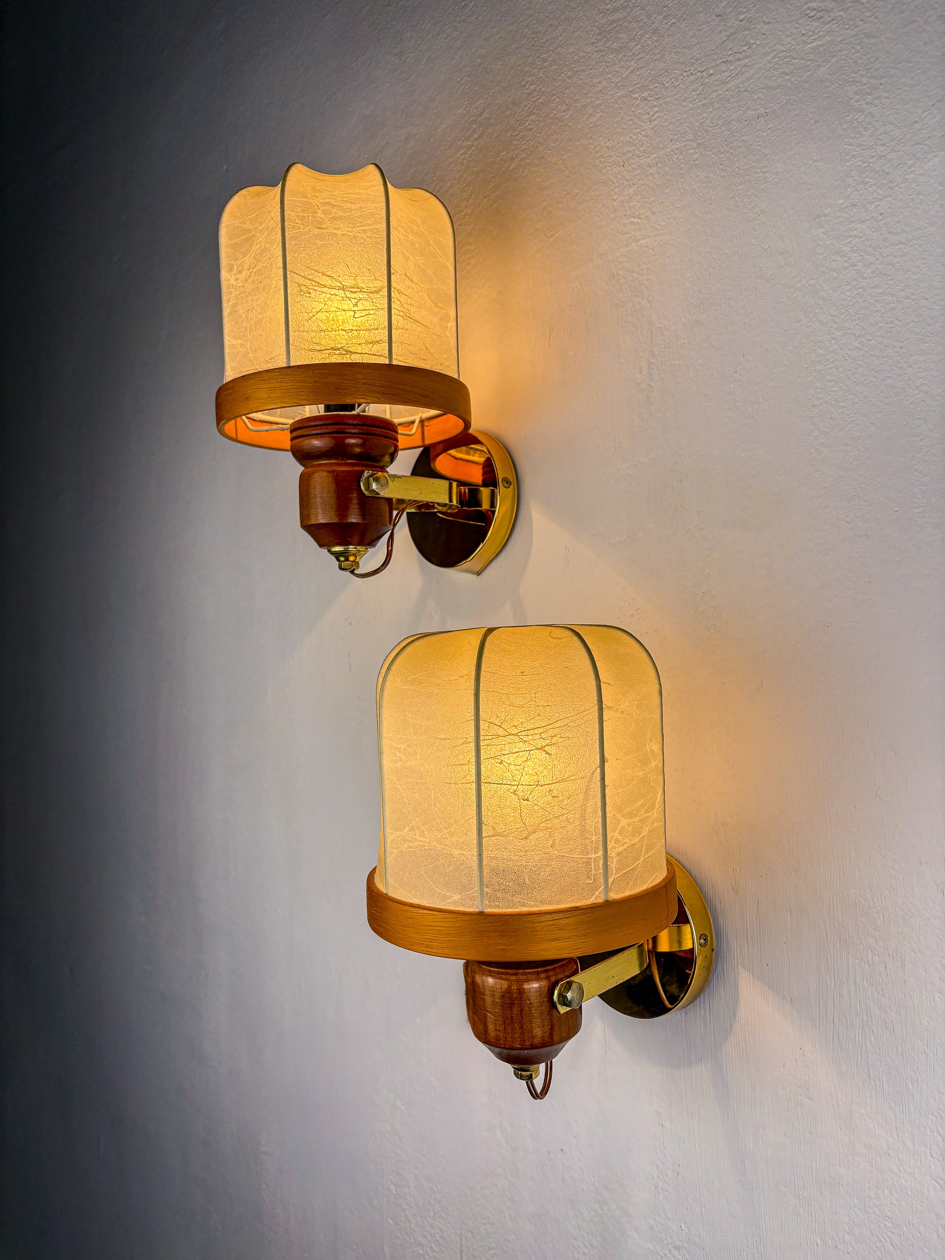 Pair of Italian articulated "Cocoon" wall lights, resin and pine, 1970's