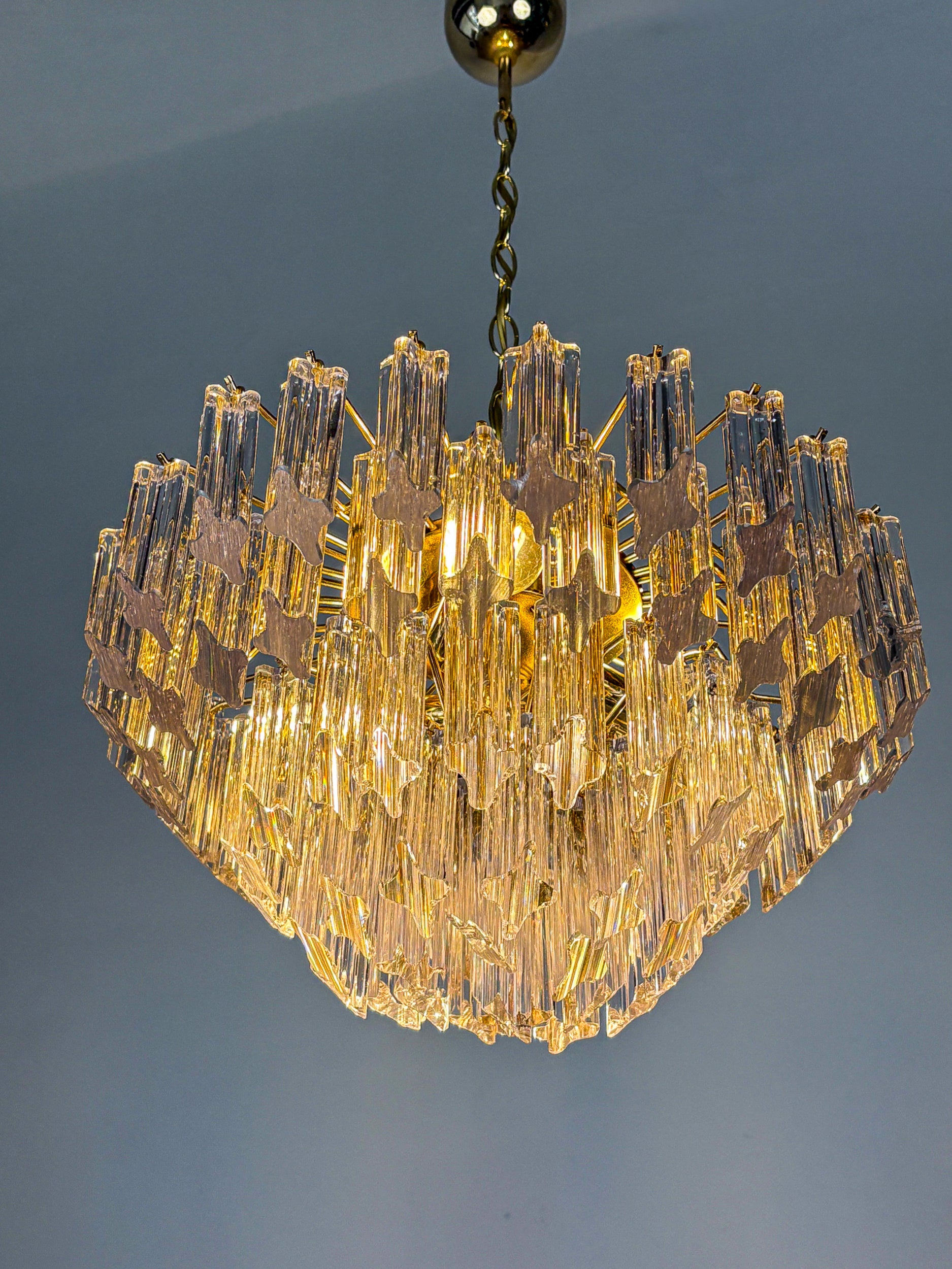 Italian "Archimede" four-tier Ceiling Light by Novaresi – Triedri Murano Glass & Gilt Brass, 1970s