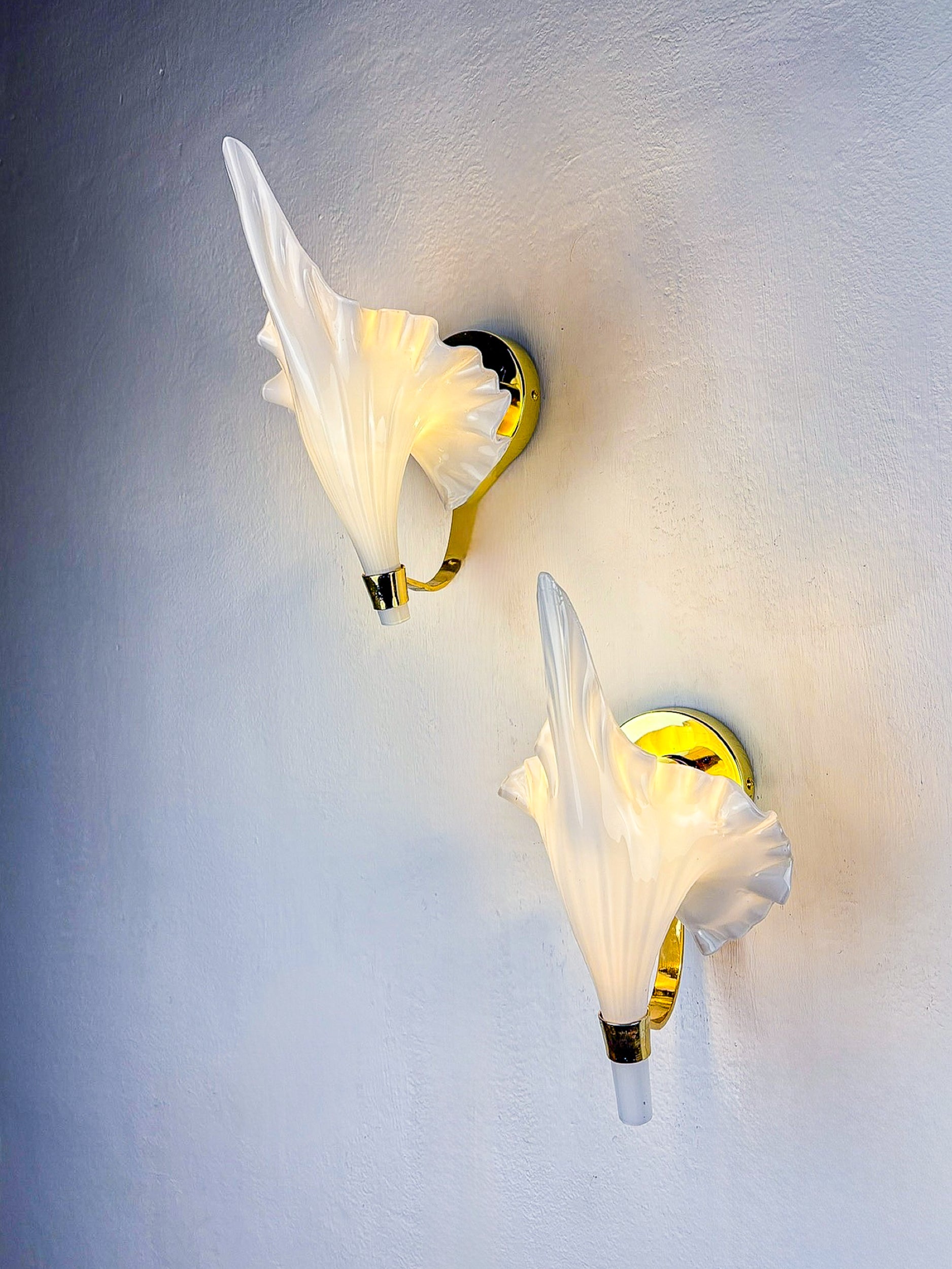 Pair of "Calla Lily" Leaf-Shaped Wall Sconces, Murano Glass & Gilt Brass, Circa 1970, Italy