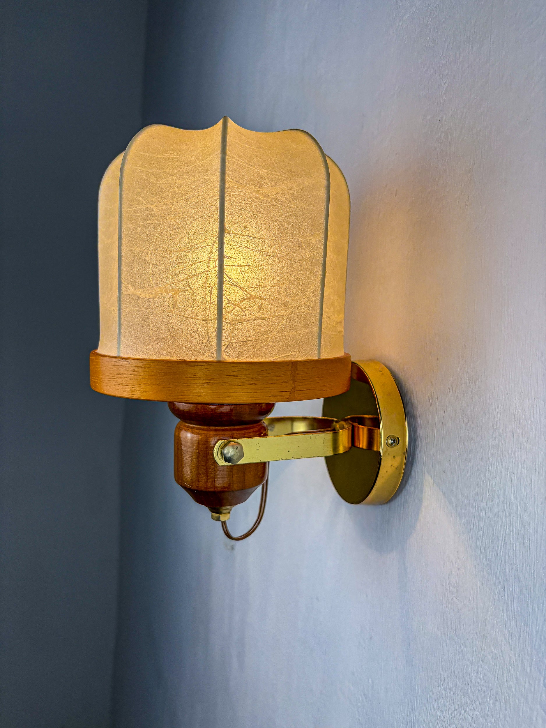 Italian articulated "Cocoon" wall light, resin and pine, 1970's
