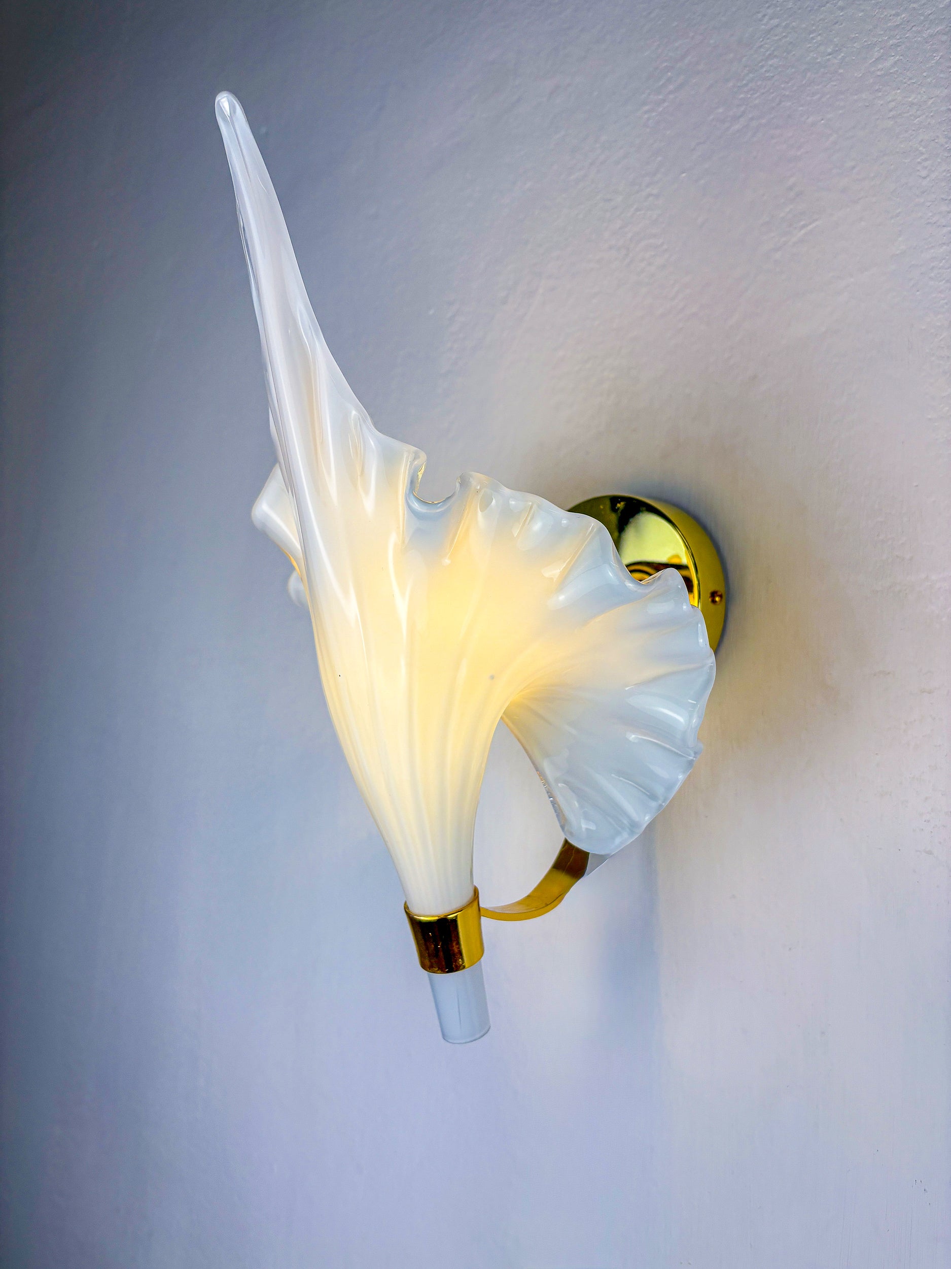 Italian "Calla Lily" Leaf-Shaped Wall Sconce, Murano Glass & Gilt Brass, Circa 1970's