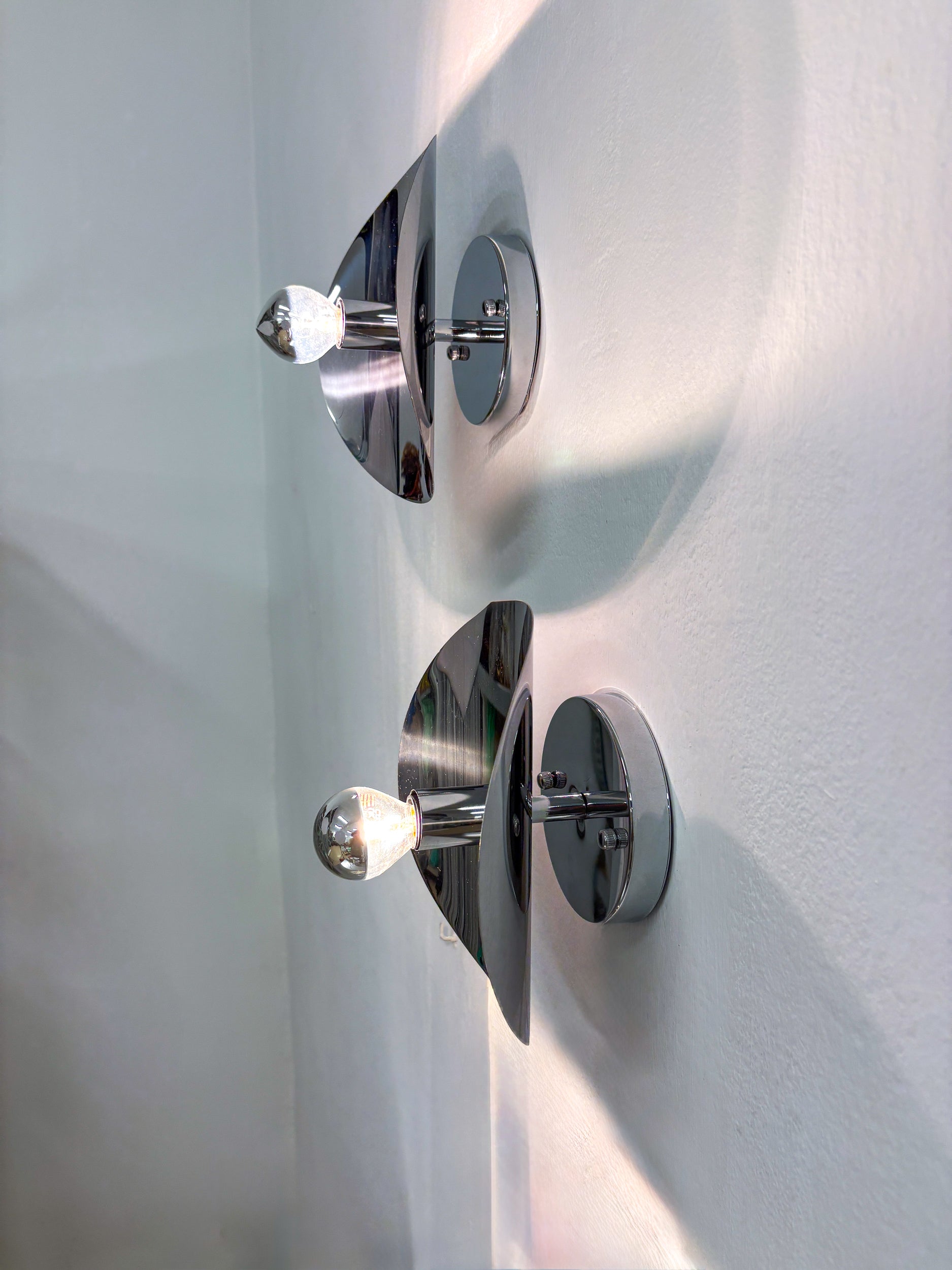 Pair of "folio" wall lights, space age, chromed metal, Italy, 1970