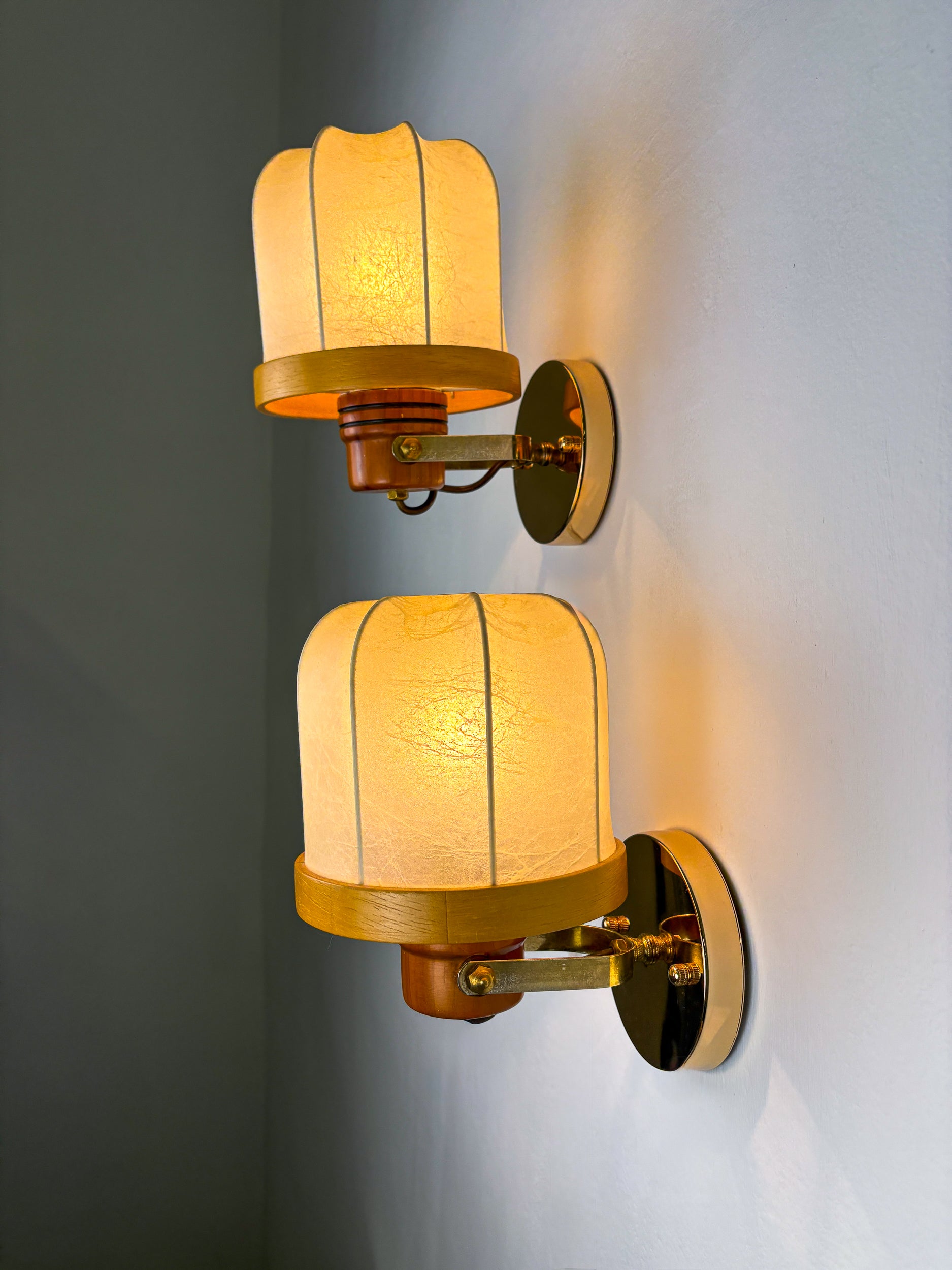 Pair of articulated "Cocoon" wall lights, resin and pine, Italy, Circa 1970's