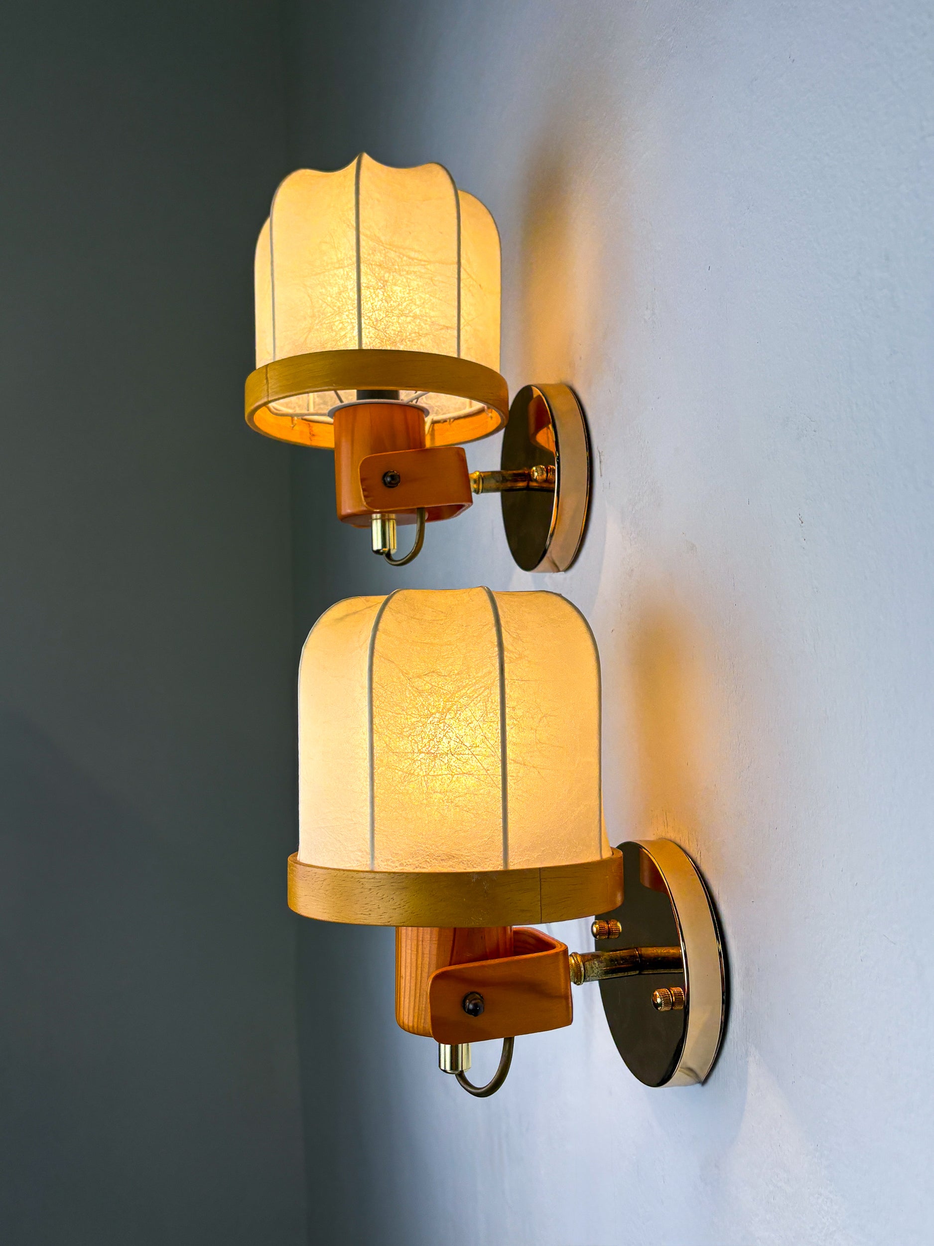 Pair of articulated "Cocoon" wall lights, resin and pine, Italy, 1970's