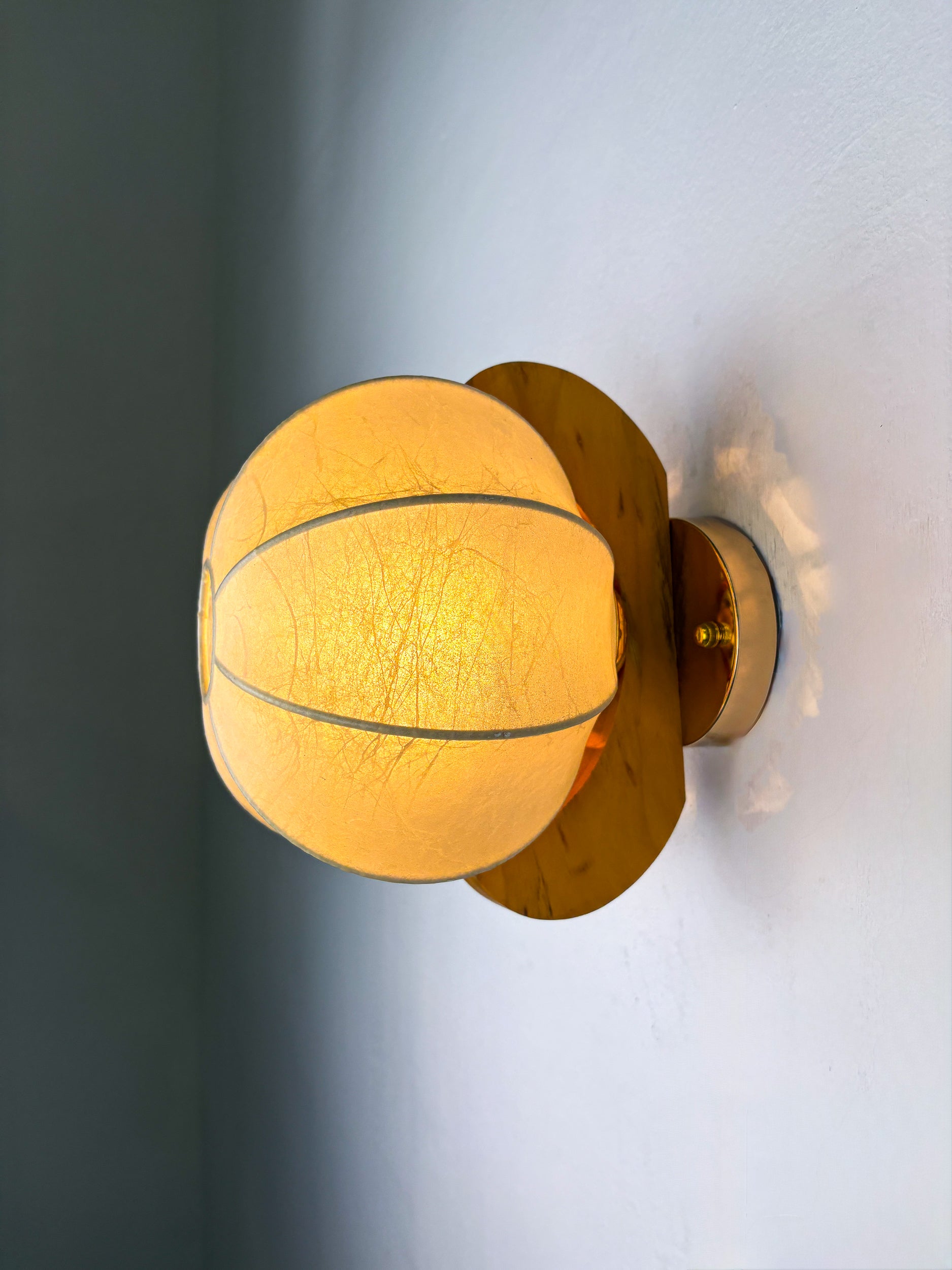"Cocoon" wall light in resin and pine, Italy, Circa 1970's