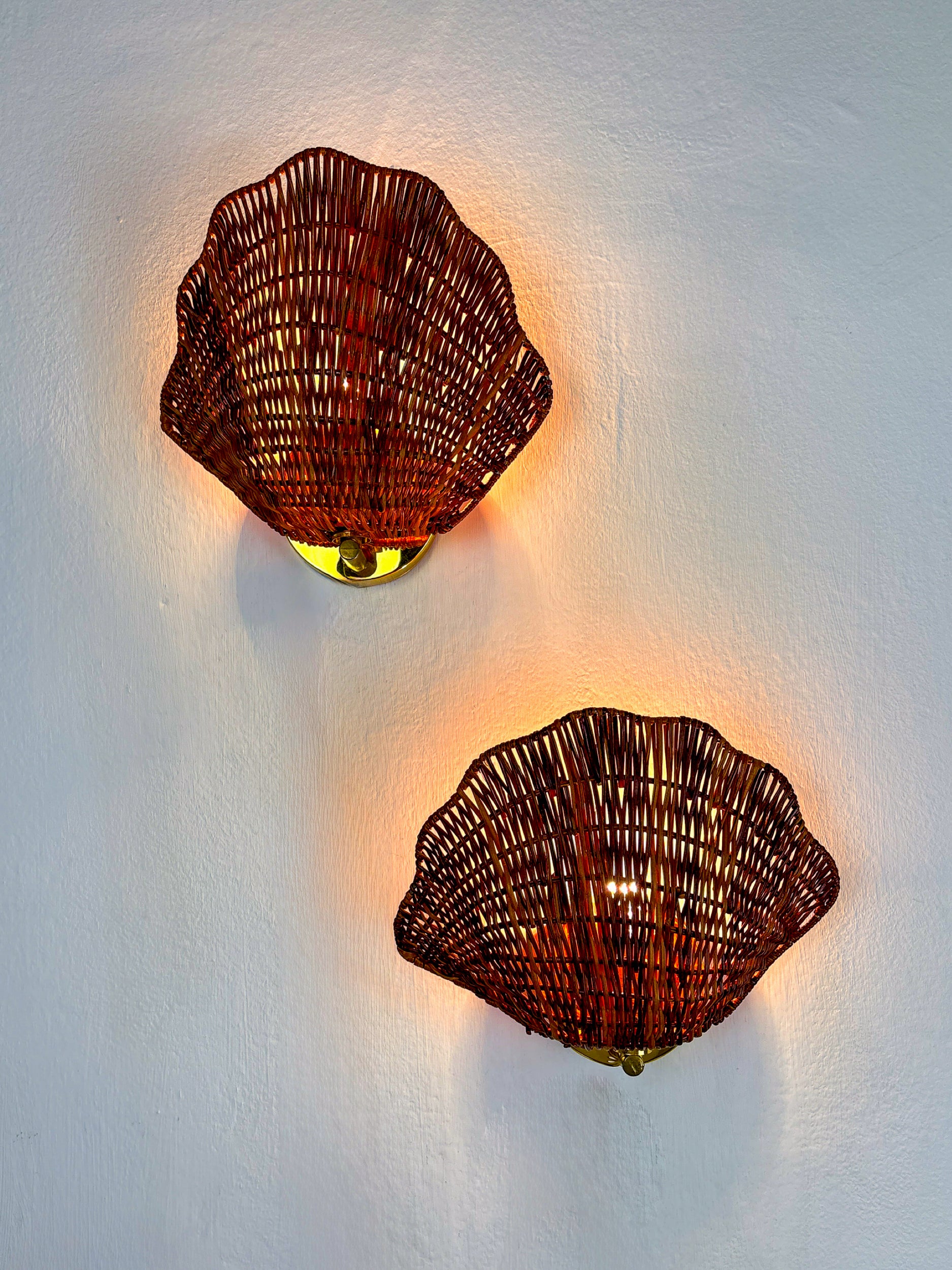 Pair of Shell-Shaped Wicker Wall Sconces – Rattan & Brass, Italy 1970s