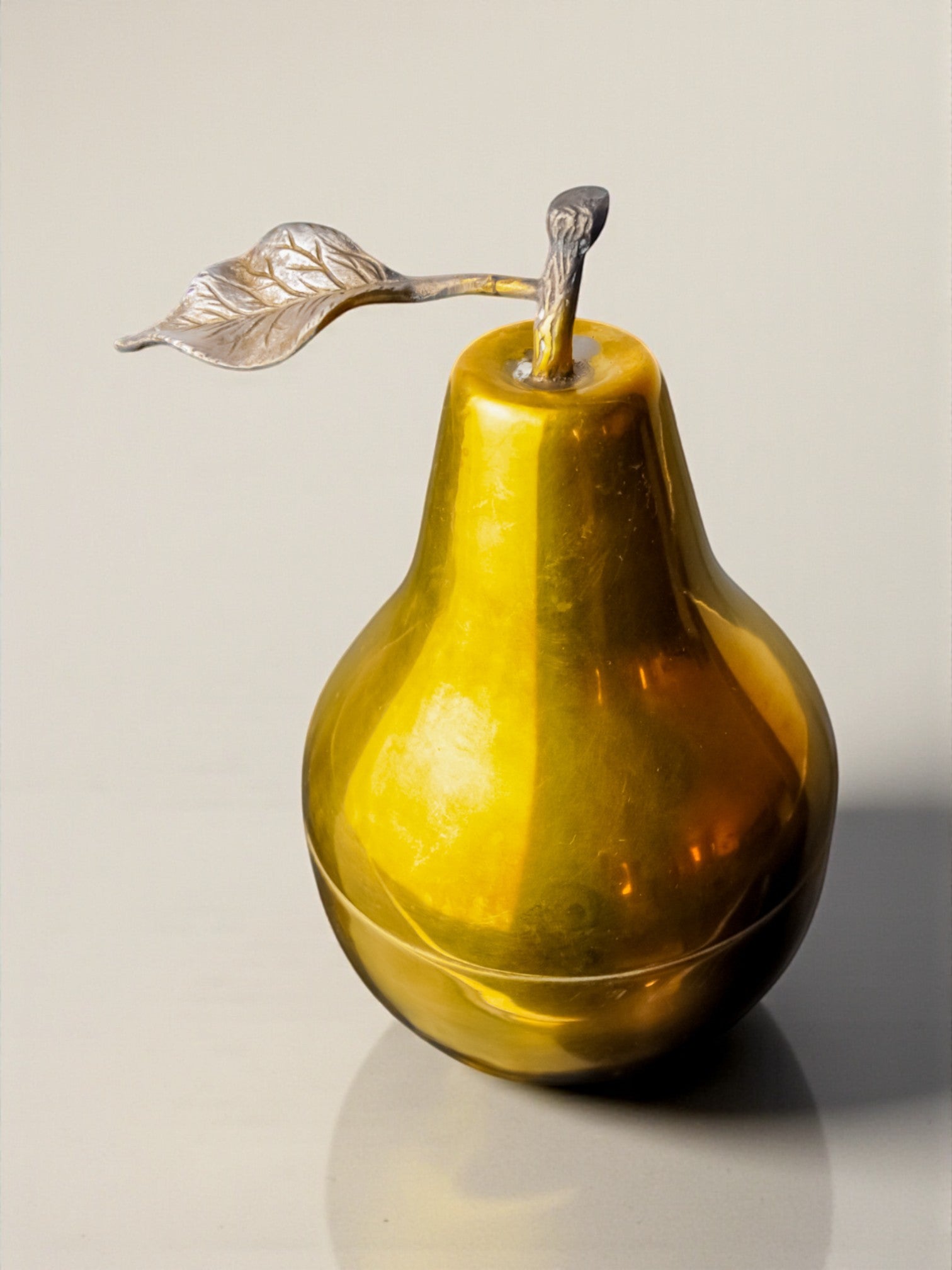 Pear Lidded vanity box in brass, Italy, 1970's