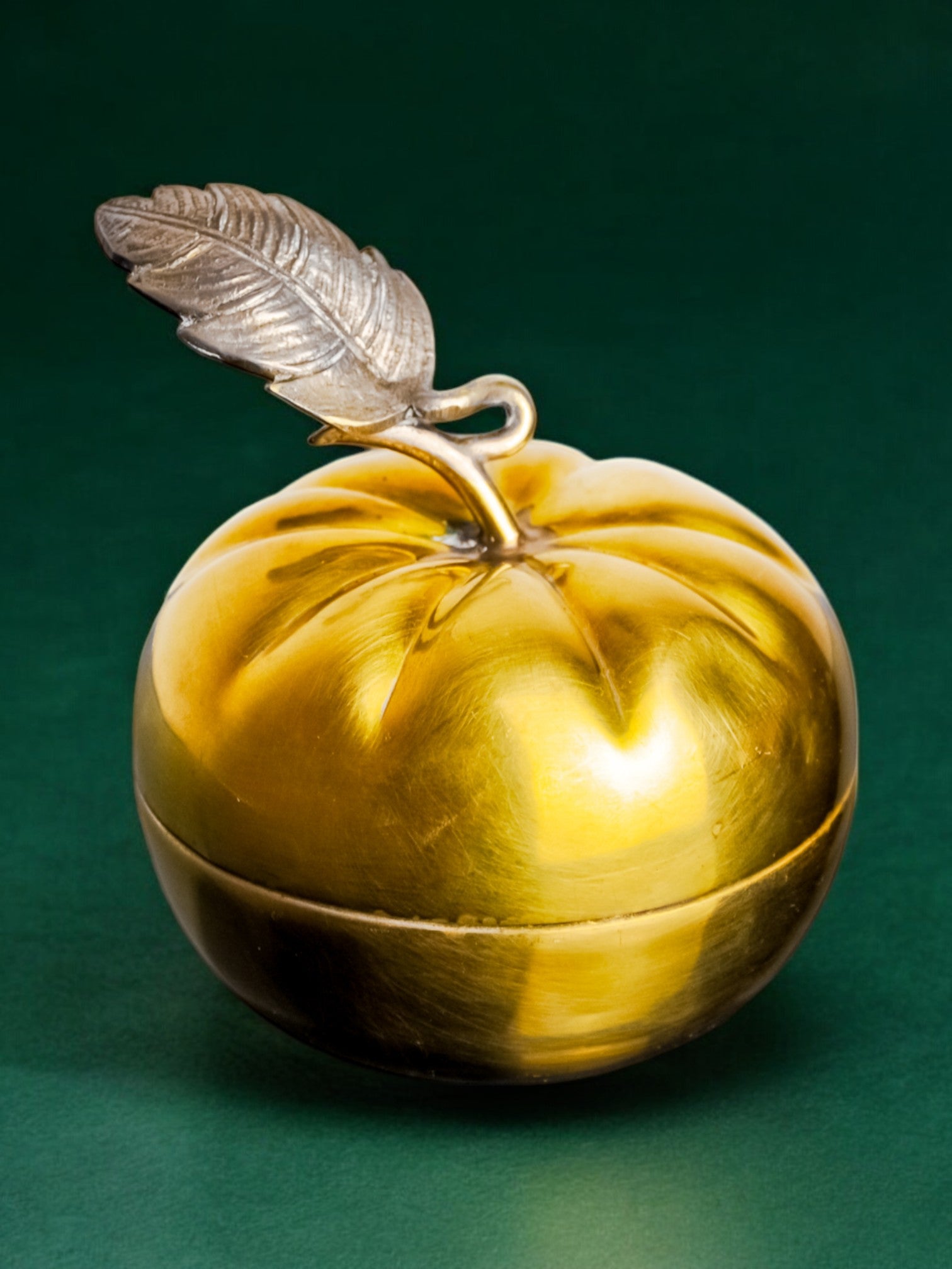 Apple Lidded vanity box in brass, Italy, 1970's