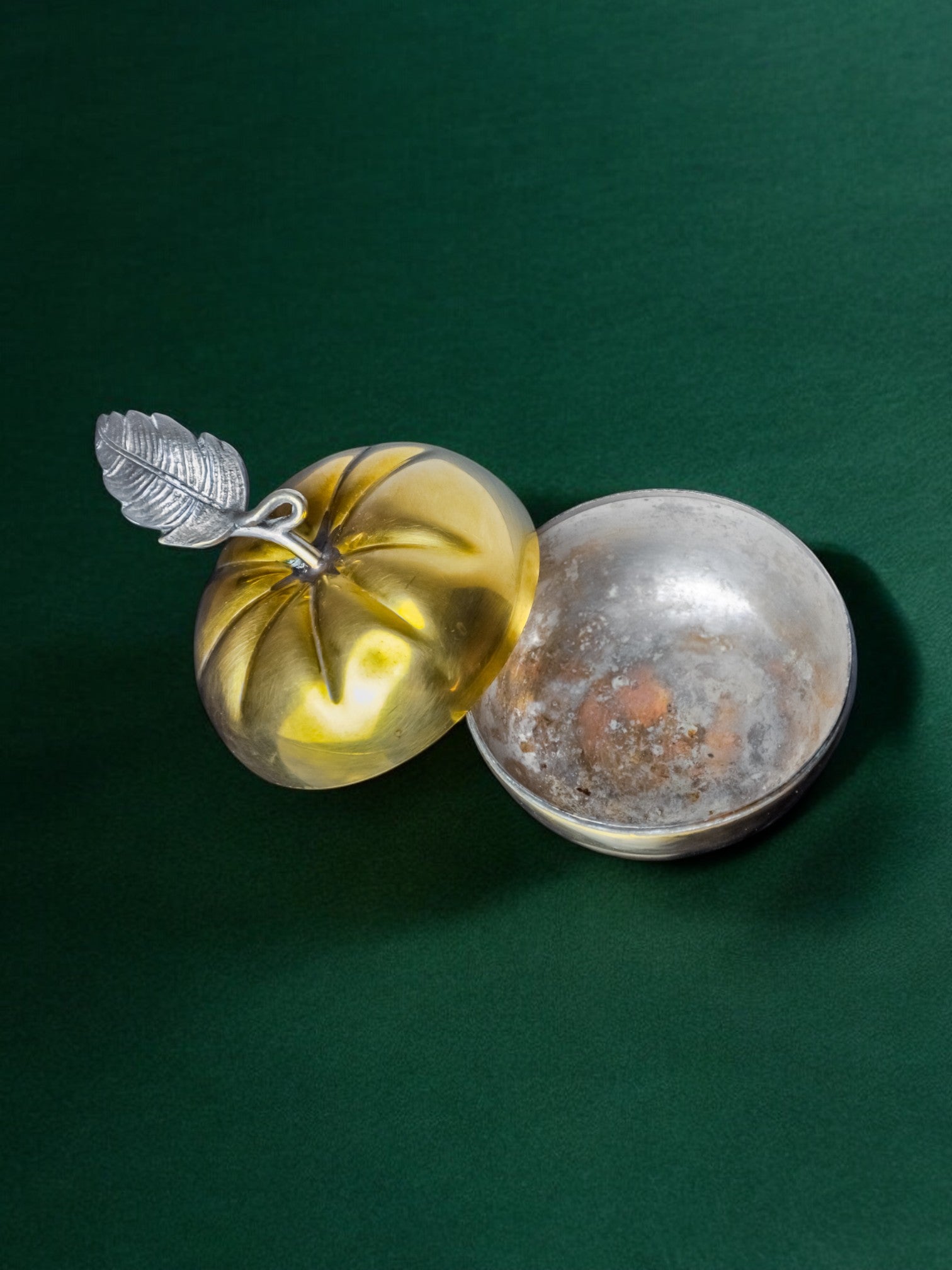 Apple Lidded vanity box in brass, Italy, 1970's