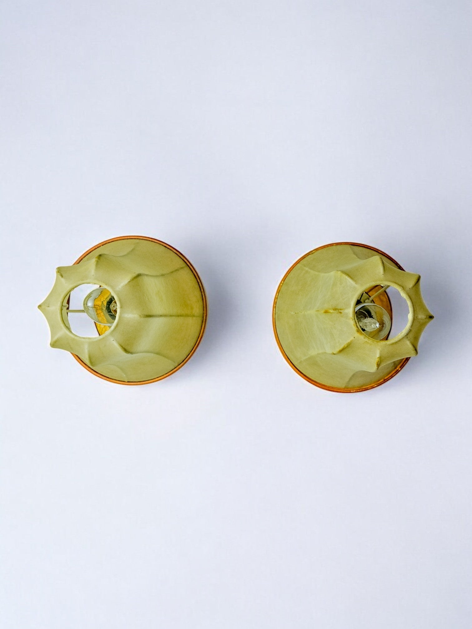 Pair of pear-shaped "cocoon" sconces, resin and pine, Italy, 1970