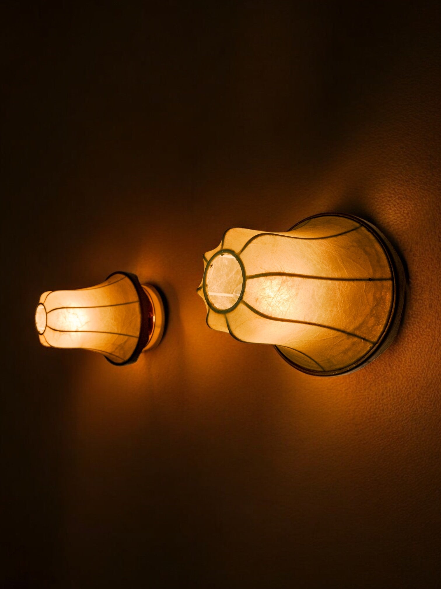Pair of pear-shaped "cocoon" sconces, resin and pine, Italy, 1970