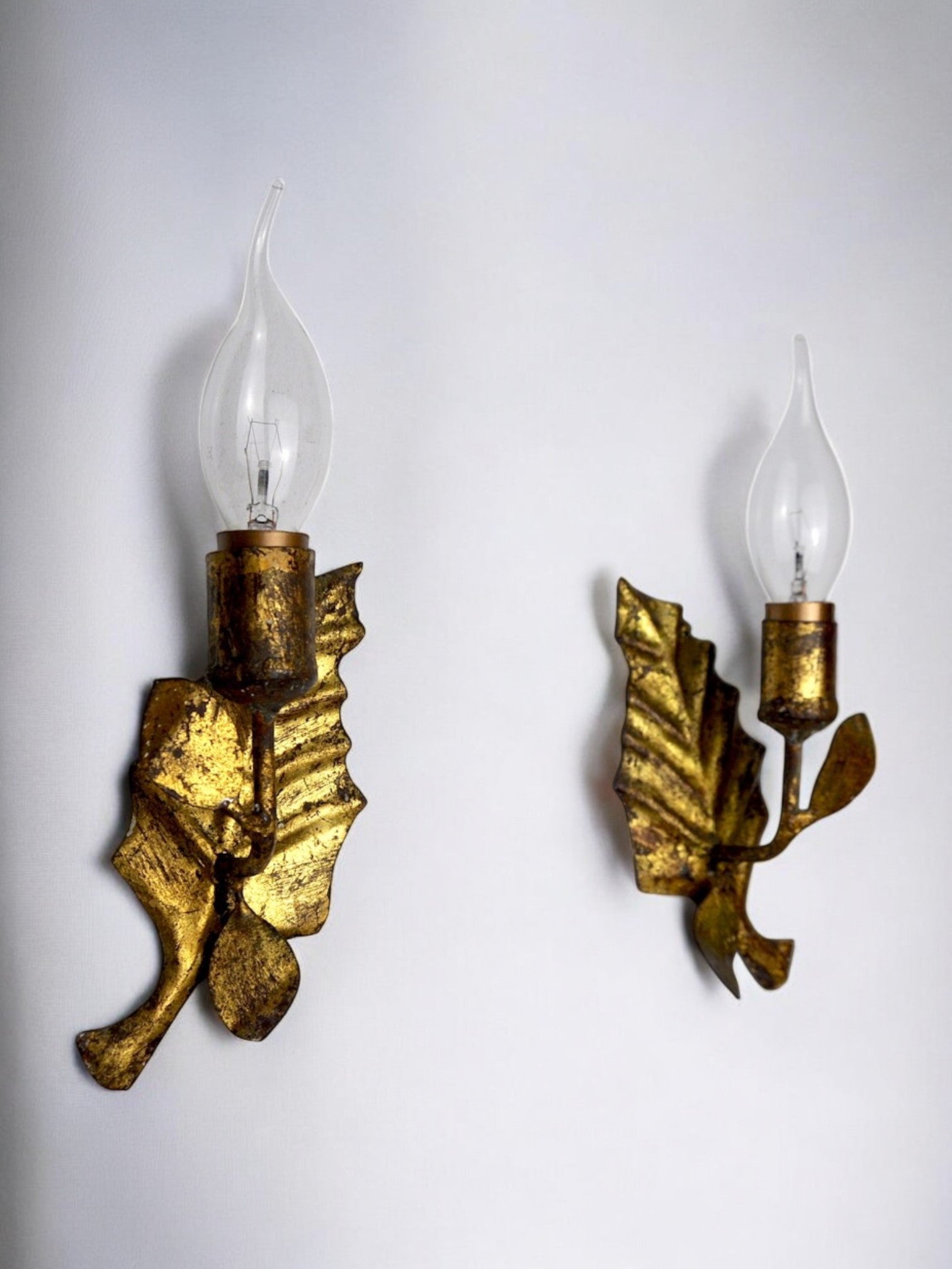 Pair of midcentury "leaves" sconces by ferroarte, gold leaf and metal, Italy, 1950