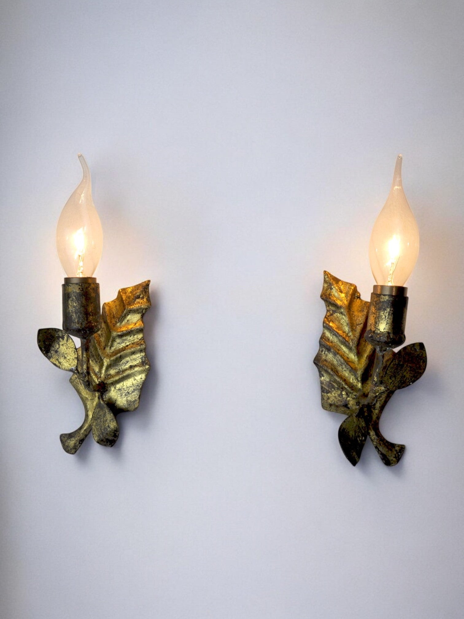 Pair of midcentury "leaves" sconces by ferroarte, gold leaf and metal, Italy, 1950