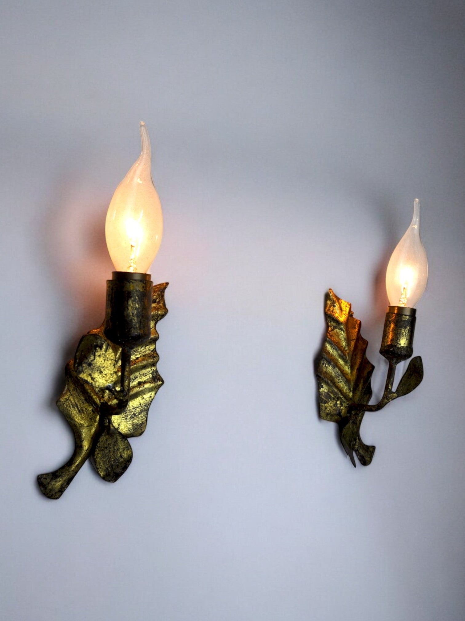 Pair of midcentury "leaves" sconces by ferroarte, gold leaf and metal, Italy, 1950