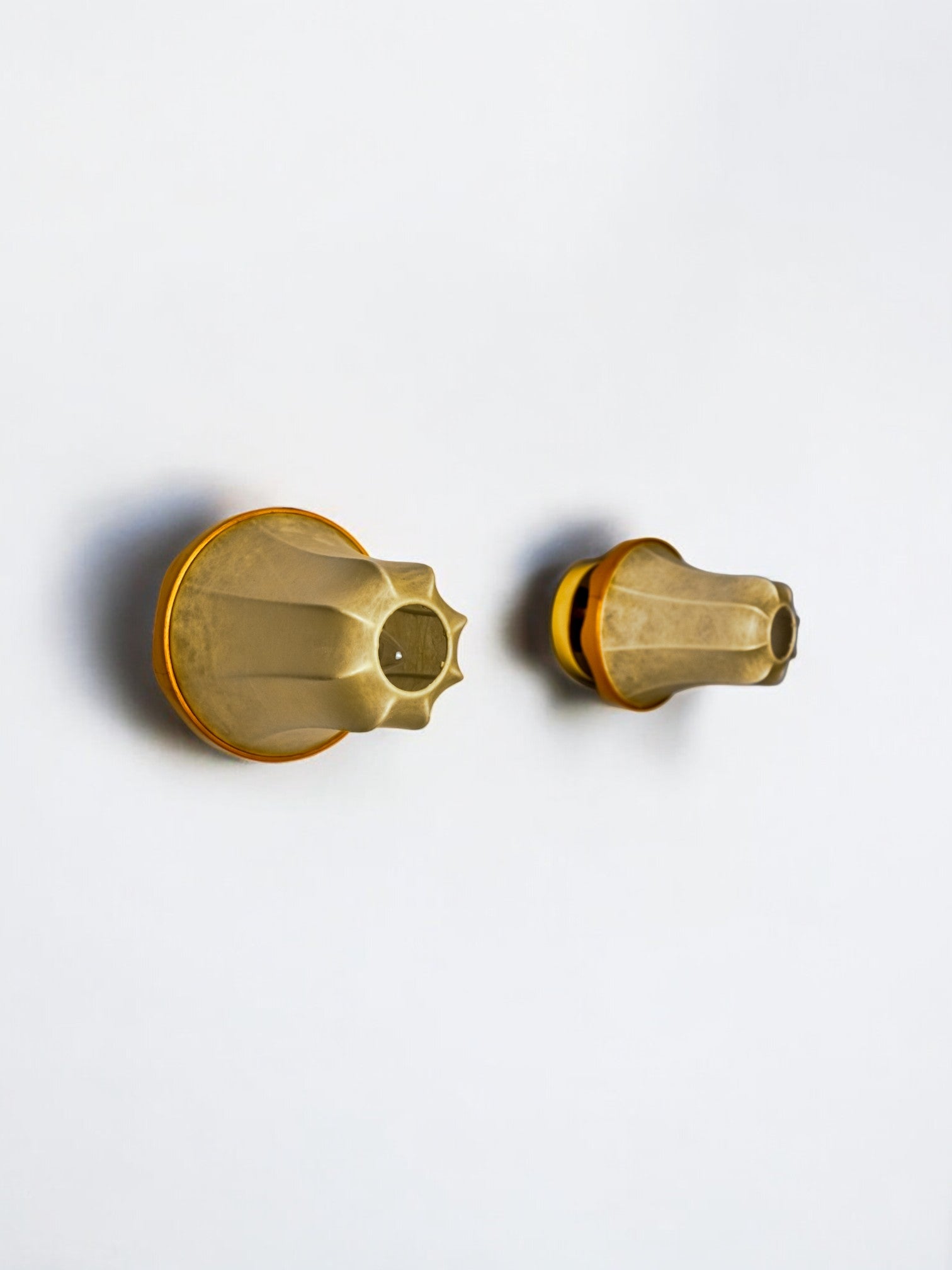 Pair of "Cocoon" pear-shaped wall lights, resin and pine, Italy, 1970