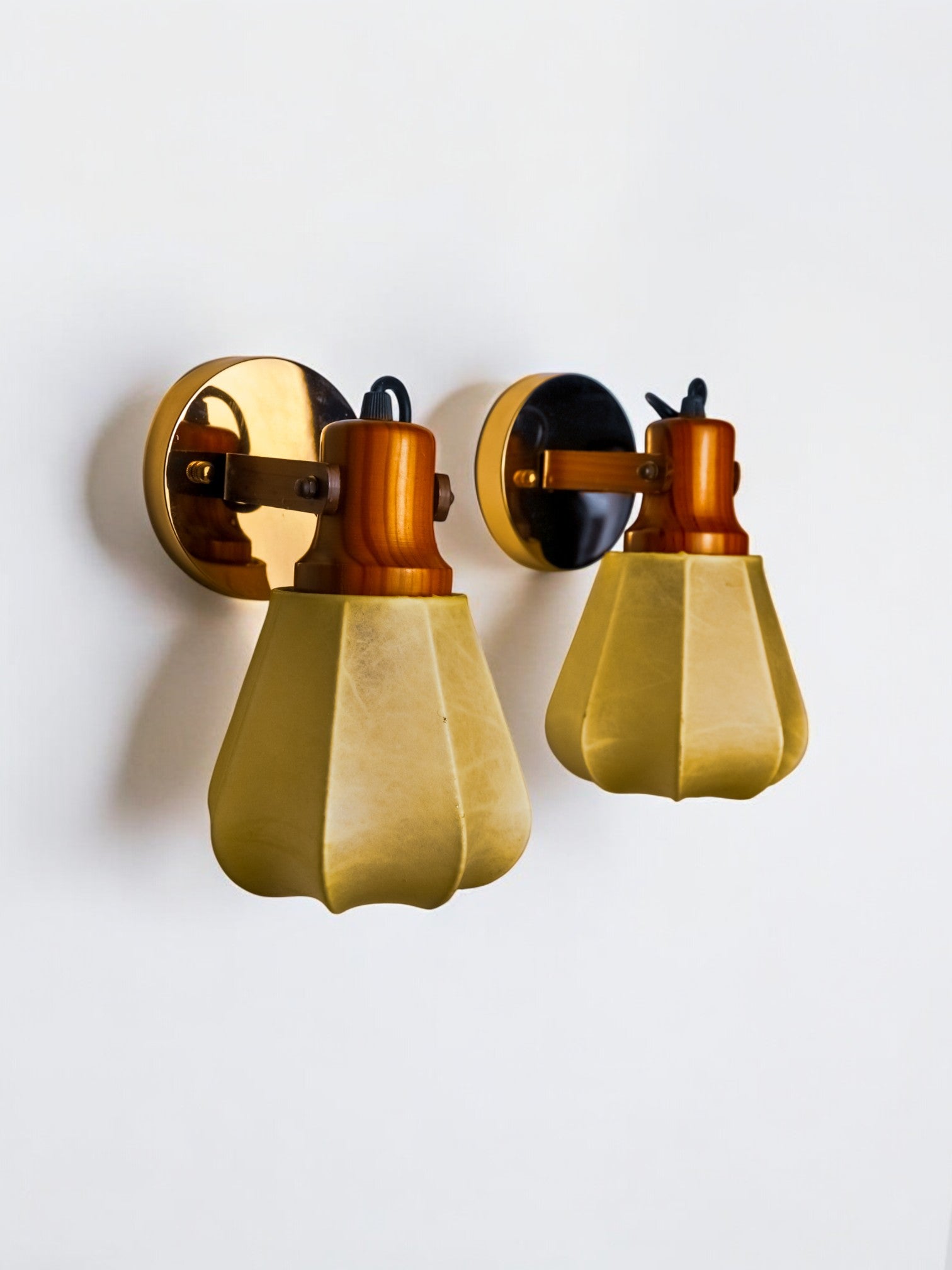 Pair of articulated "Cocoon" wall lights in resin and pine, Italy, 1970