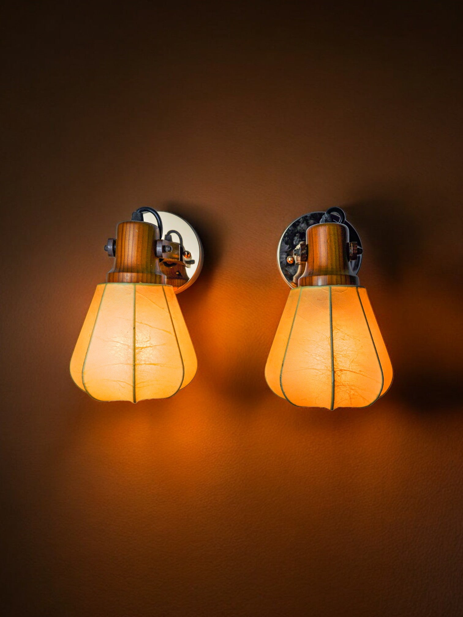 Pair of articulated "Cocoon" wall lights in resin and pine, Italy, 1970