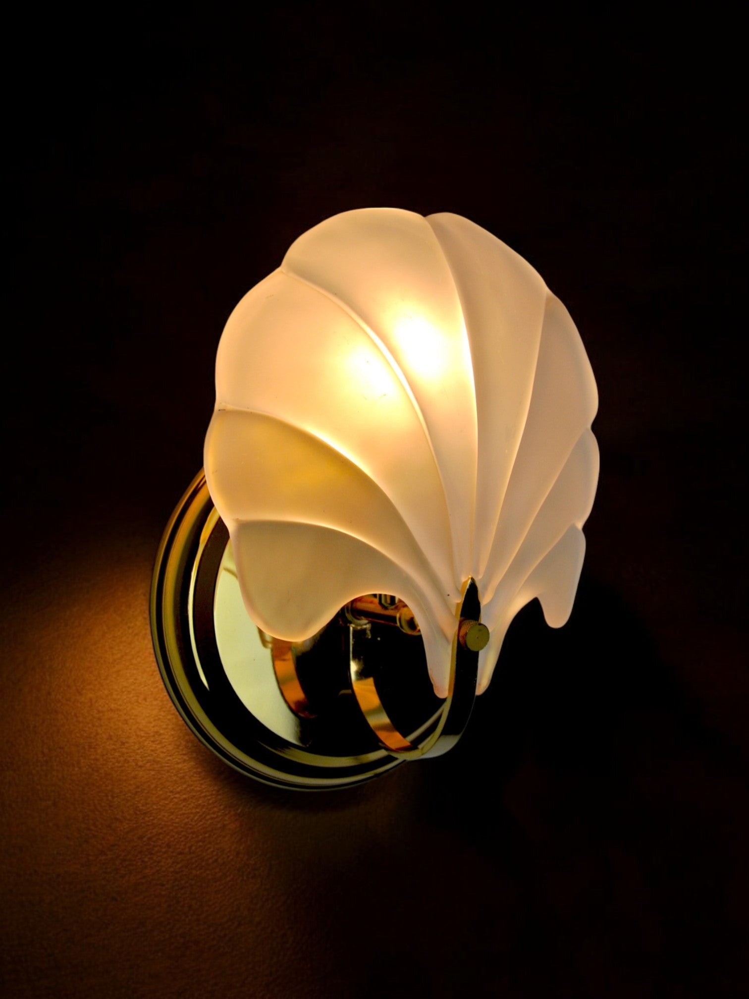 Seashell wall lamp, opaque glass, Italy, 1980