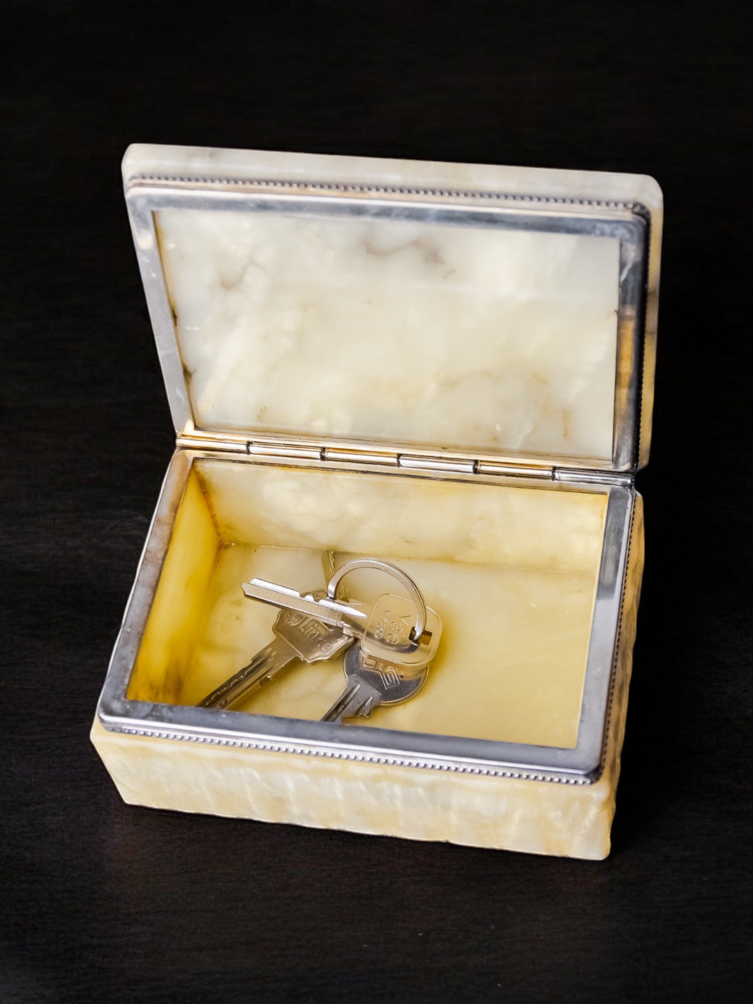 Cream Alabaster vanity box by Romano Bianchi, Italy, circa 1970's