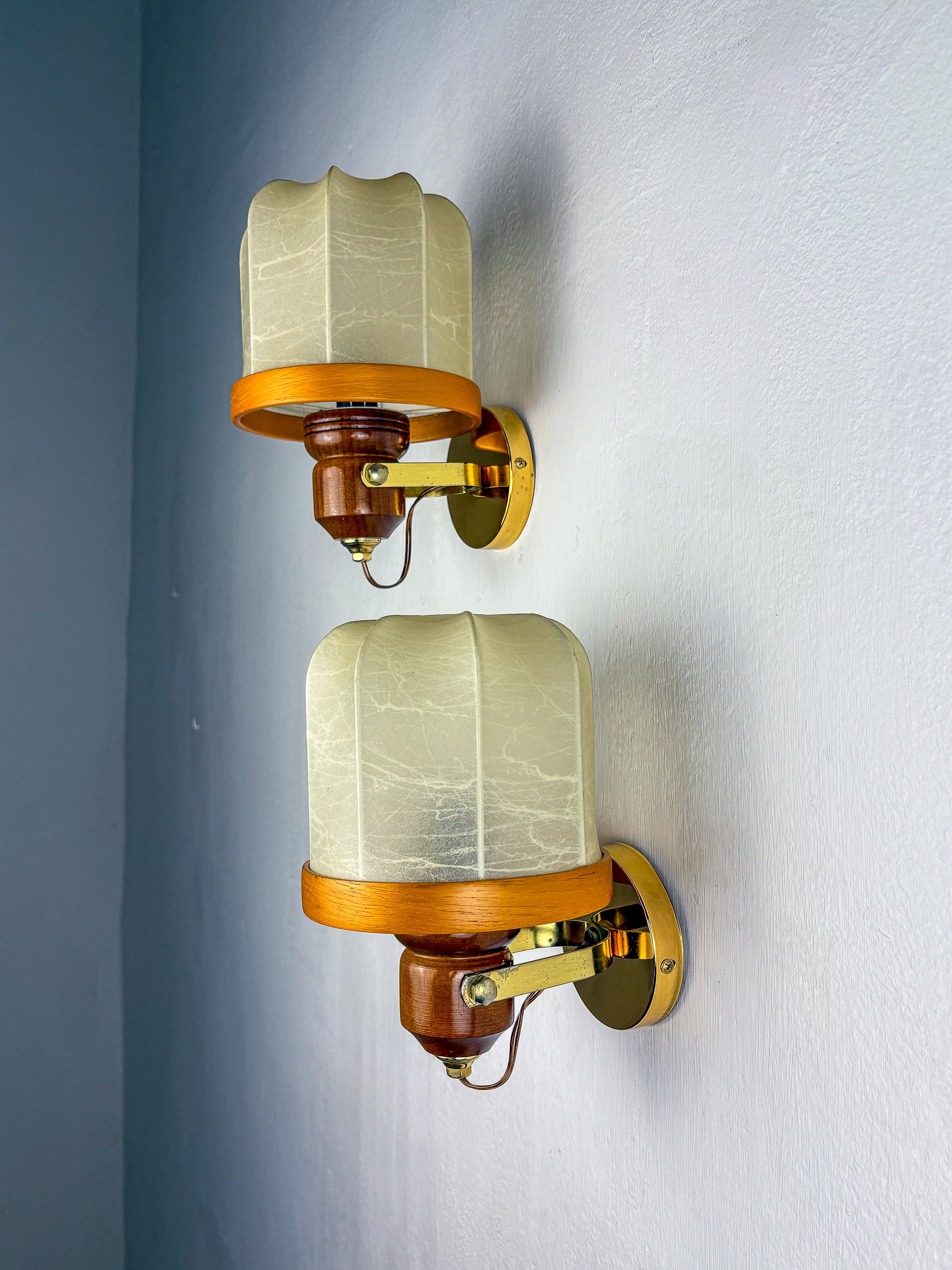 Pair of Italian articulated "Cocoon" wall lights, resin and pine, 1970's