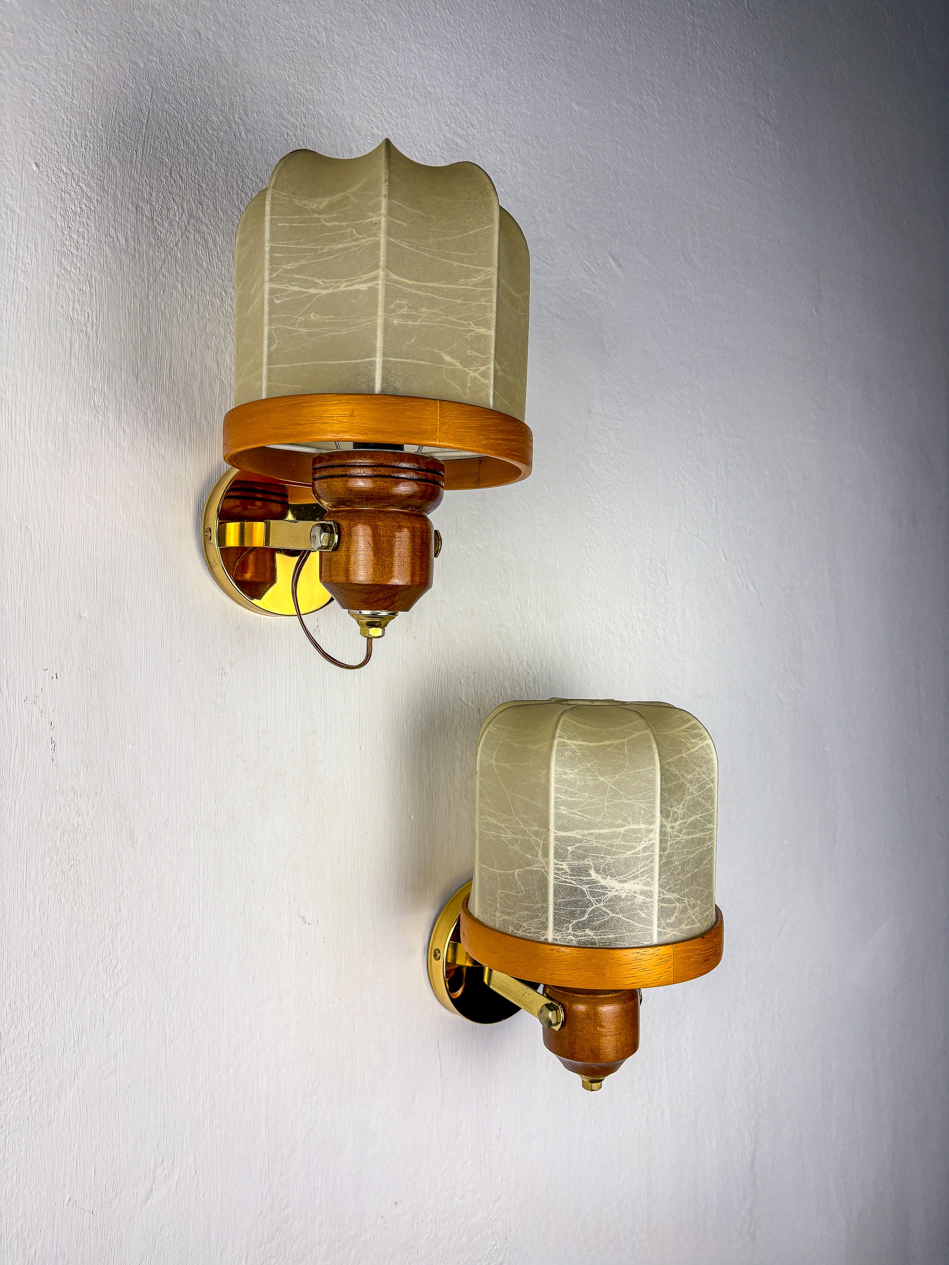 Pair of Italian articulated "Cocoon" wall lights, resin and pine, 1970's