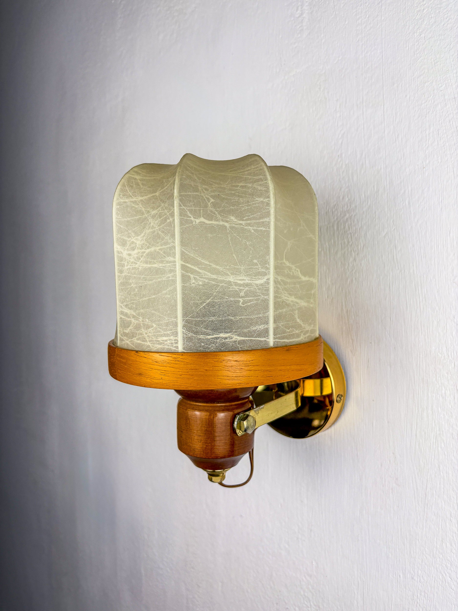 Italian articulated "Cocoon" wall light, resin and pine, 1970's
