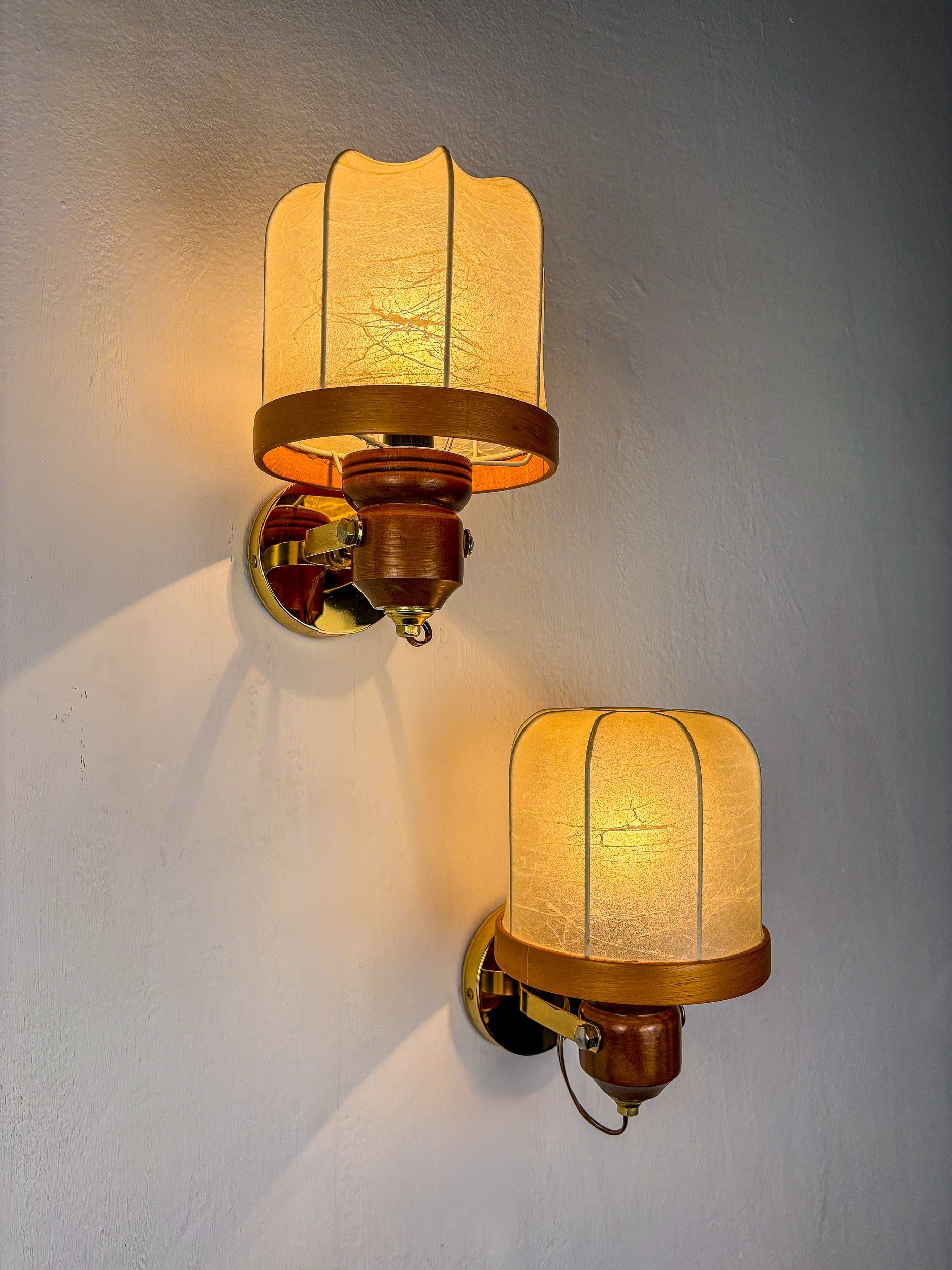 Pair of Italian articulated "Cocoon" wall lights, resin and pine, 1970's