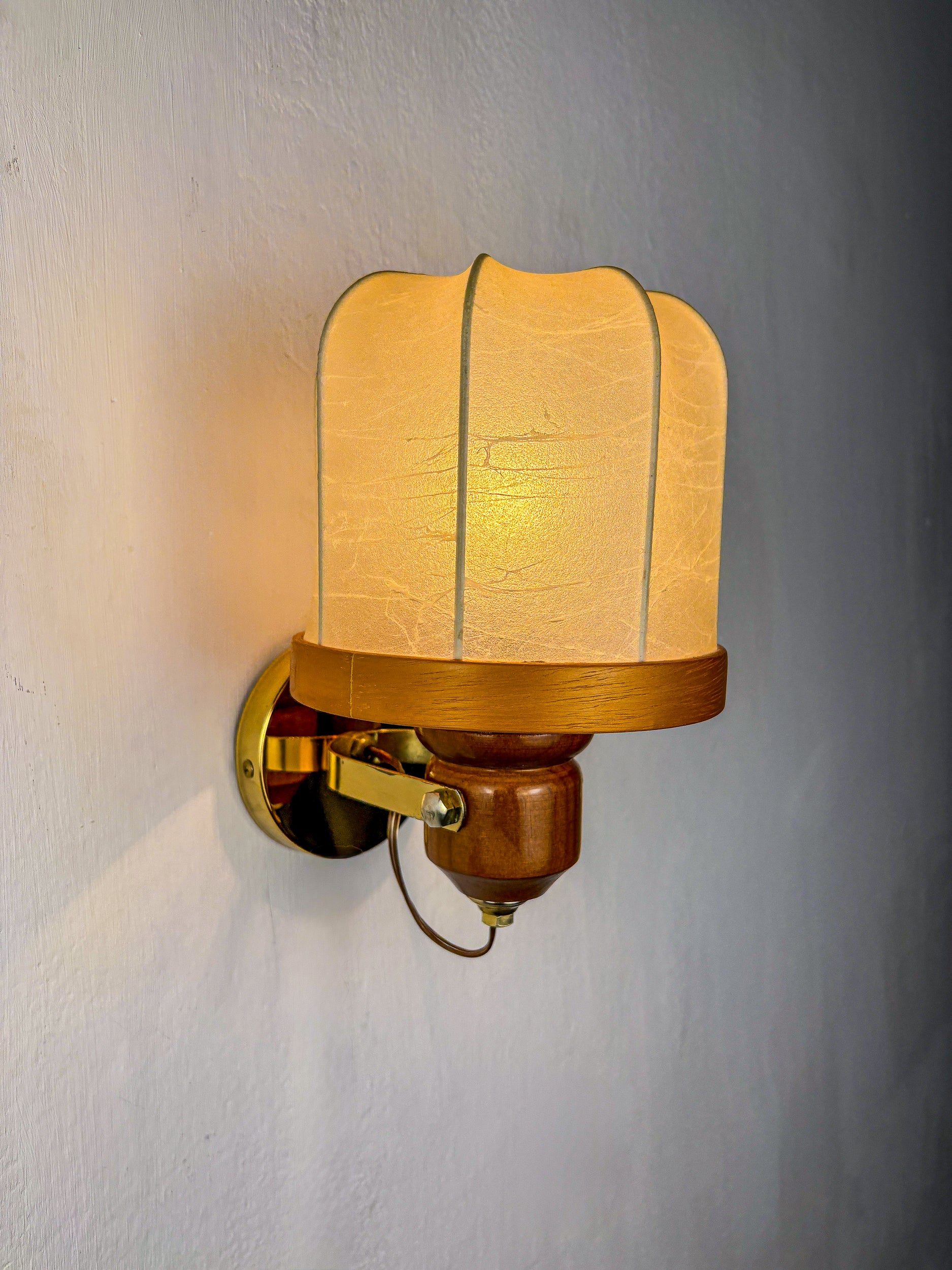 Italian articulated "Cocoon" wall light, resin and pine, 1970's