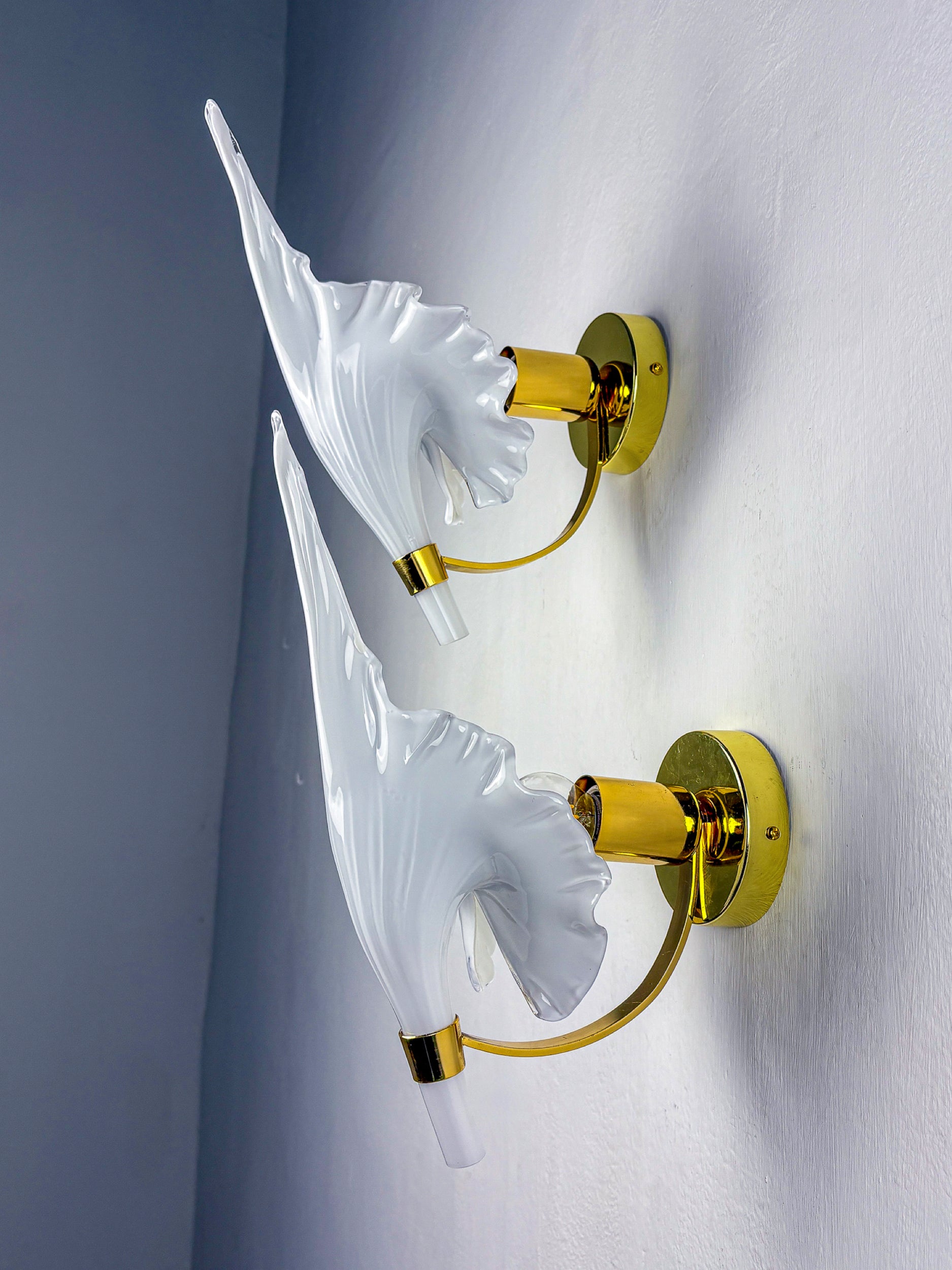 Pair of "Calla Lily" Leaf-Shaped Wall Sconces, Murano Glass & Gilt Brass, Circa 1970's, Italy