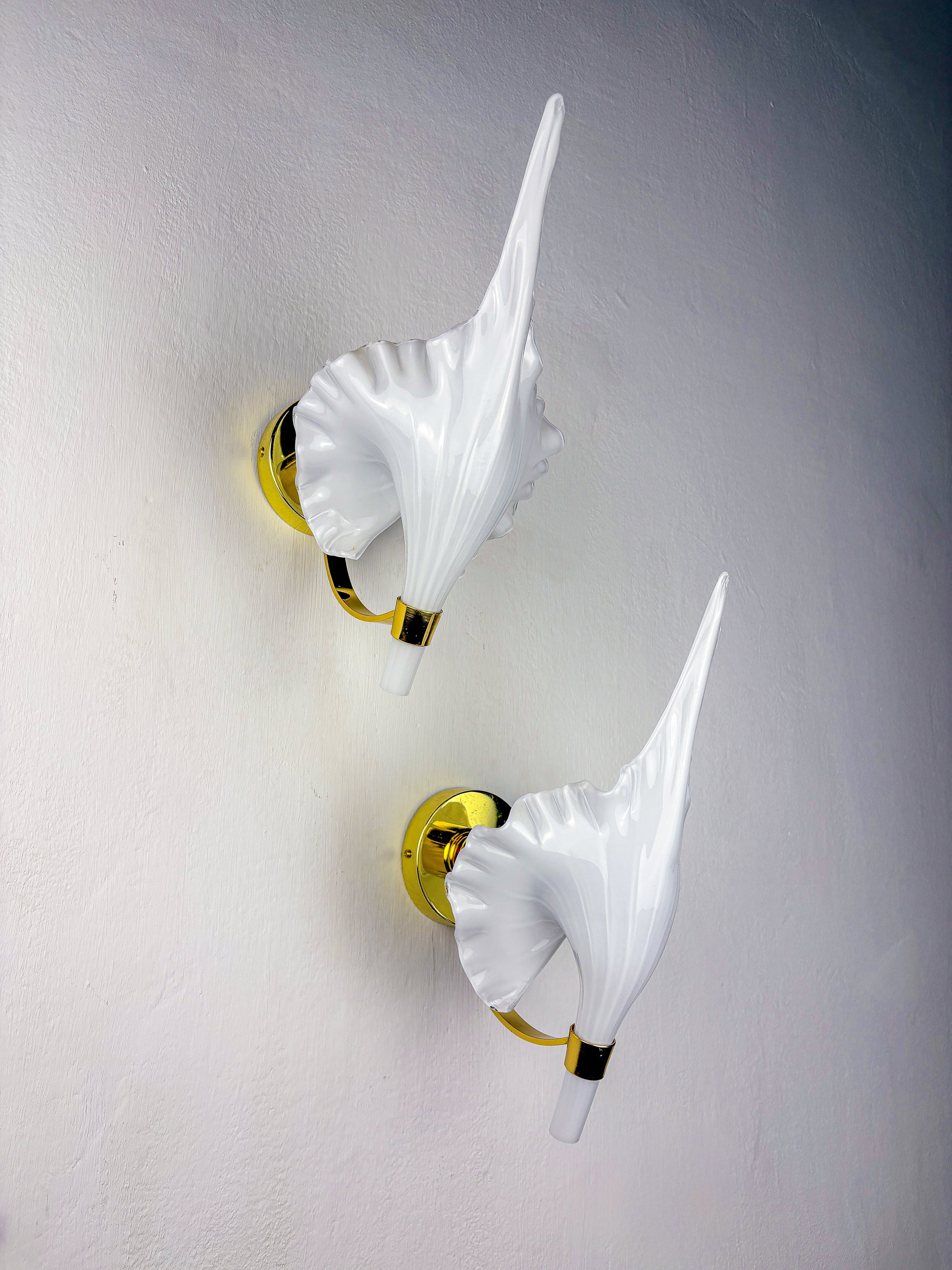 Pair of "Calla Lily" Leaf-Shaped Wall Sconces, Murano Glass & Gilt Brass, Circa 1970's, Italy