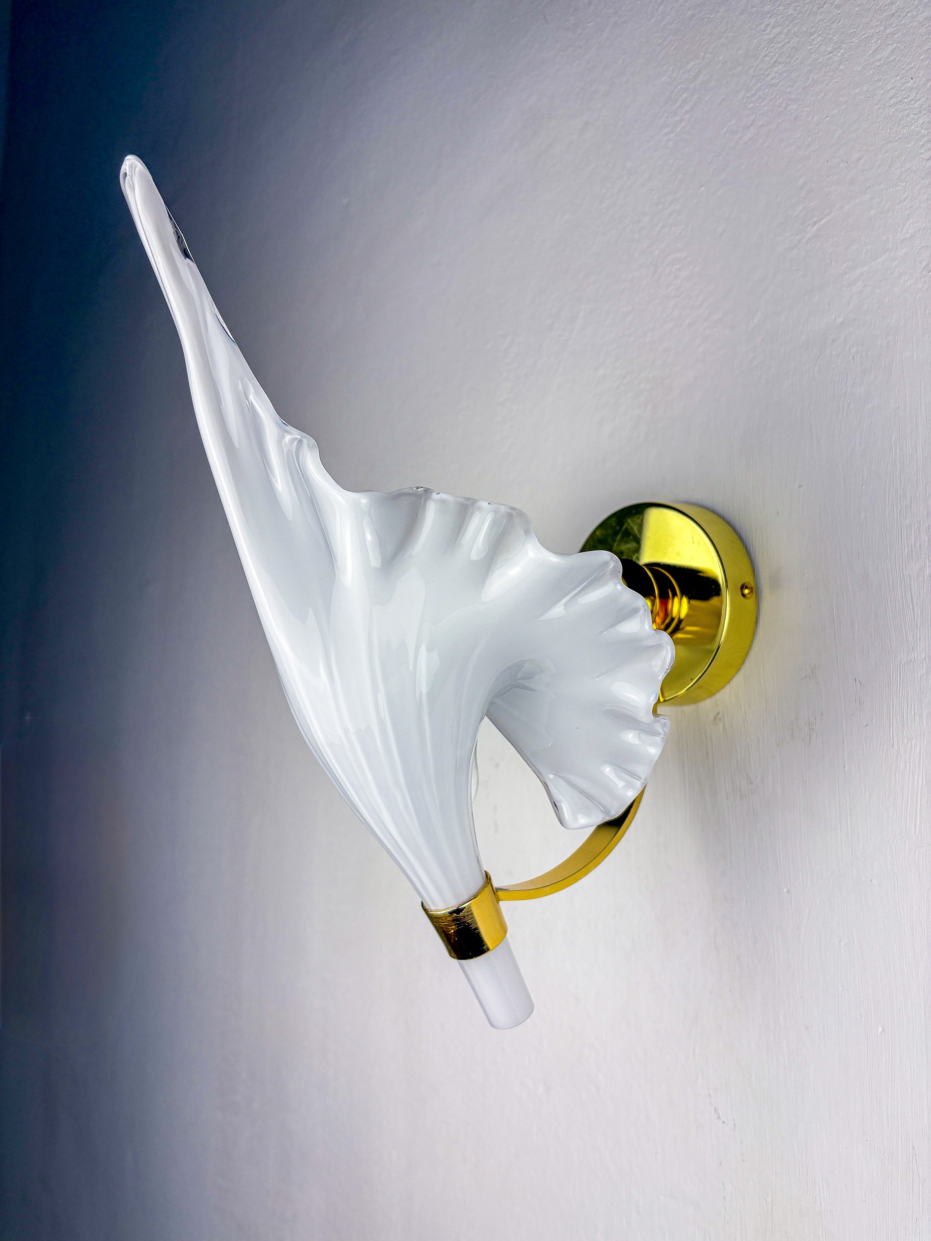 Pair of "Calla Lily" Leaf-Shaped Wall Sconces, Murano Glass & Gilt Brass, Circa 1970's, Italy
