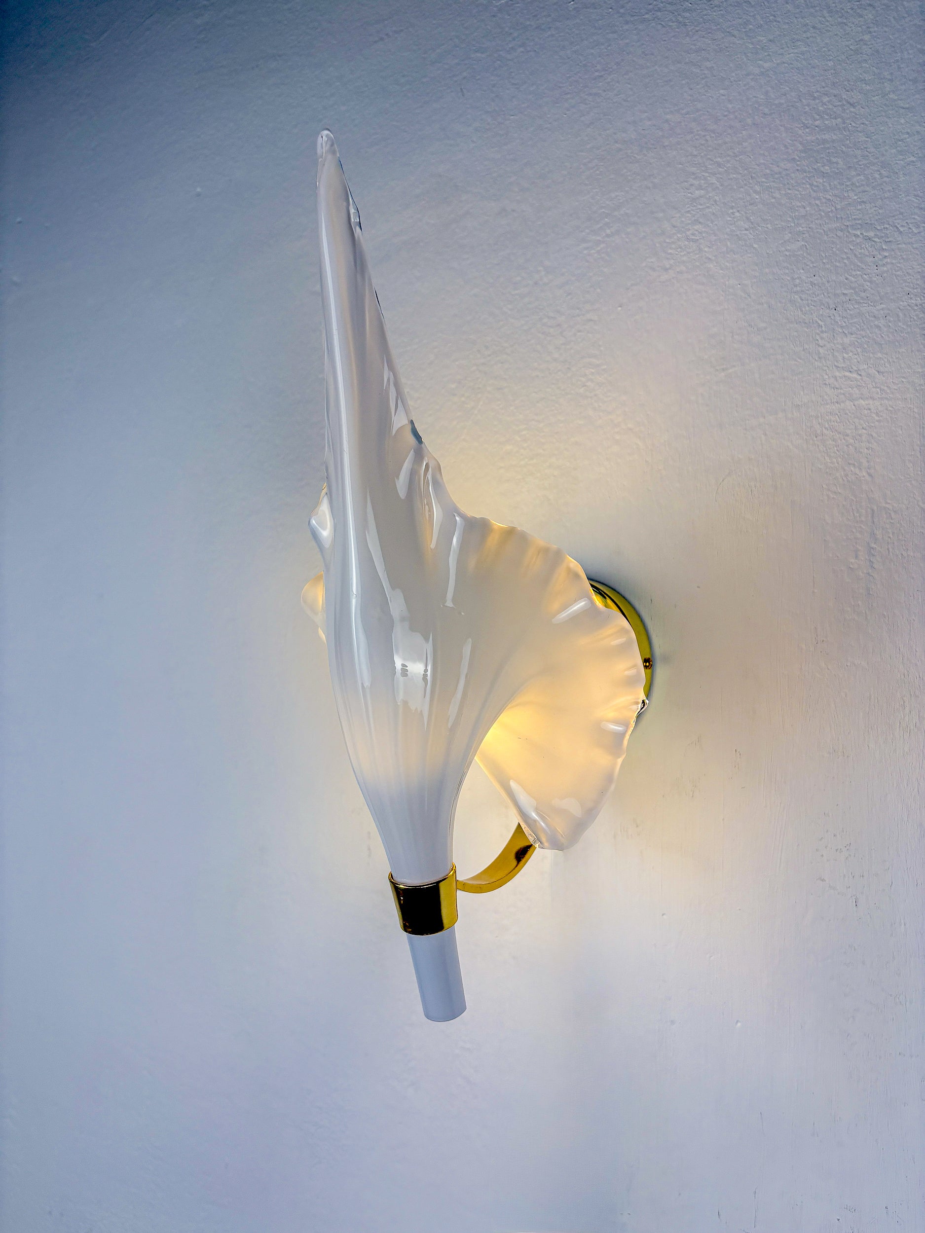 Pair of "Calla Lily" Leaf-Shaped Wall Sconces, Murano Glass & Gilt Brass, Circa 1970's, Italy
