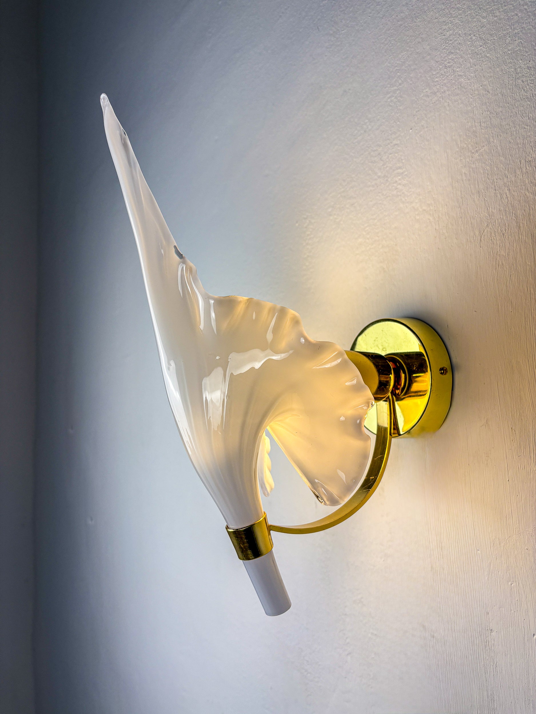 Pair of "Calla Lily" Leaf-Shaped Wall Sconces, Murano Glass & Gilt Brass, Circa 1970's, Italy