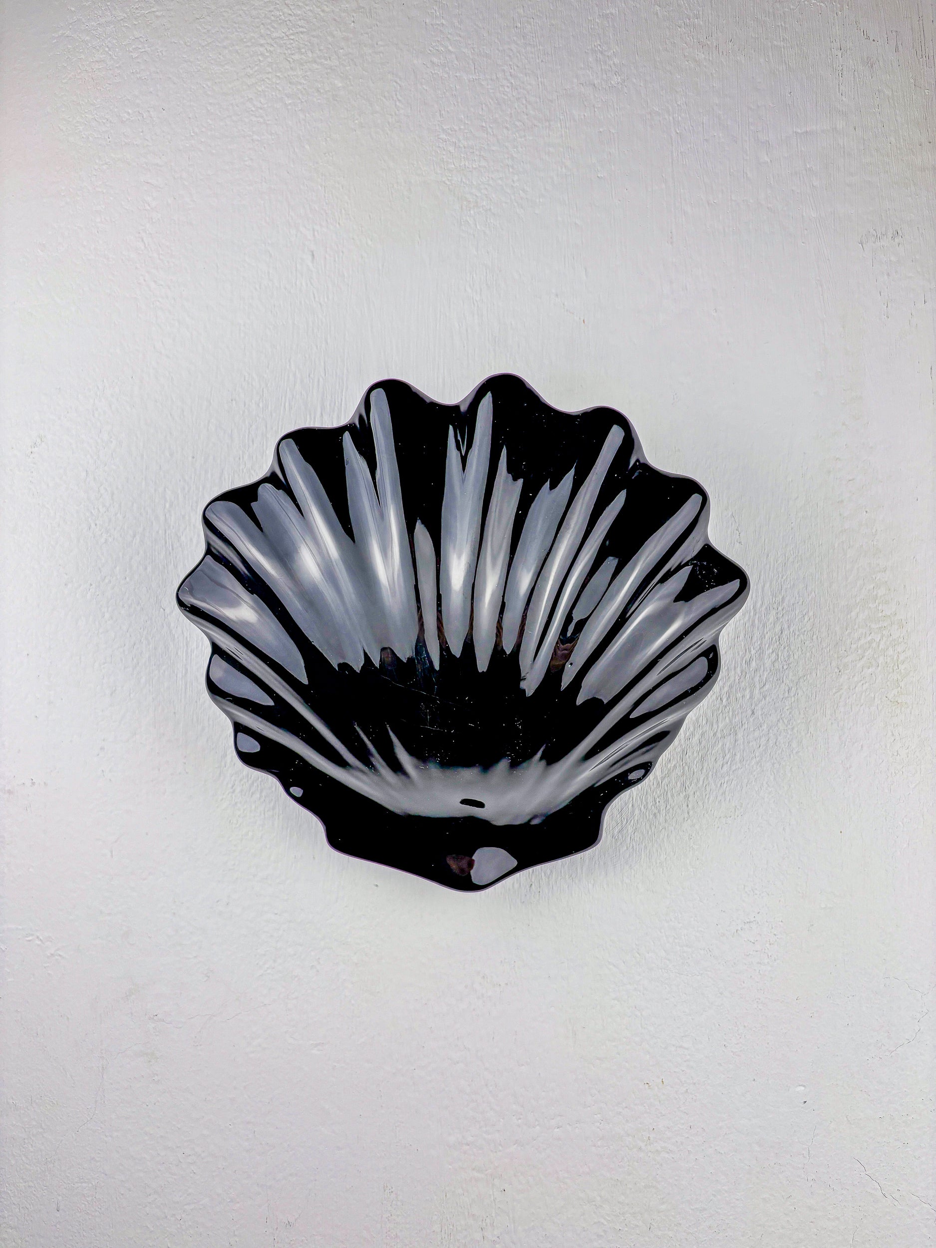Italian shell-shaped wall sconce, black ceramic, 1970's