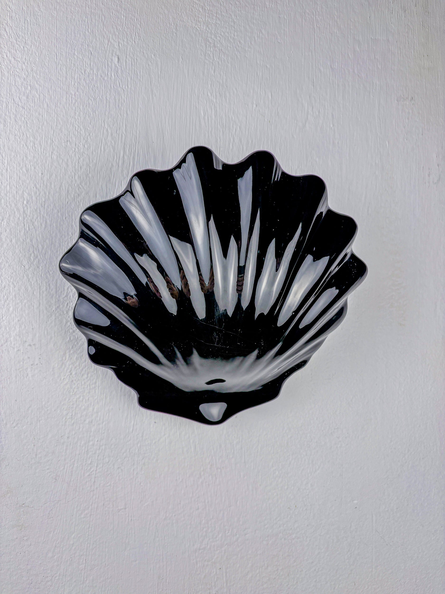 Italian shell-shaped wall sconce, black ceramic, 1970's