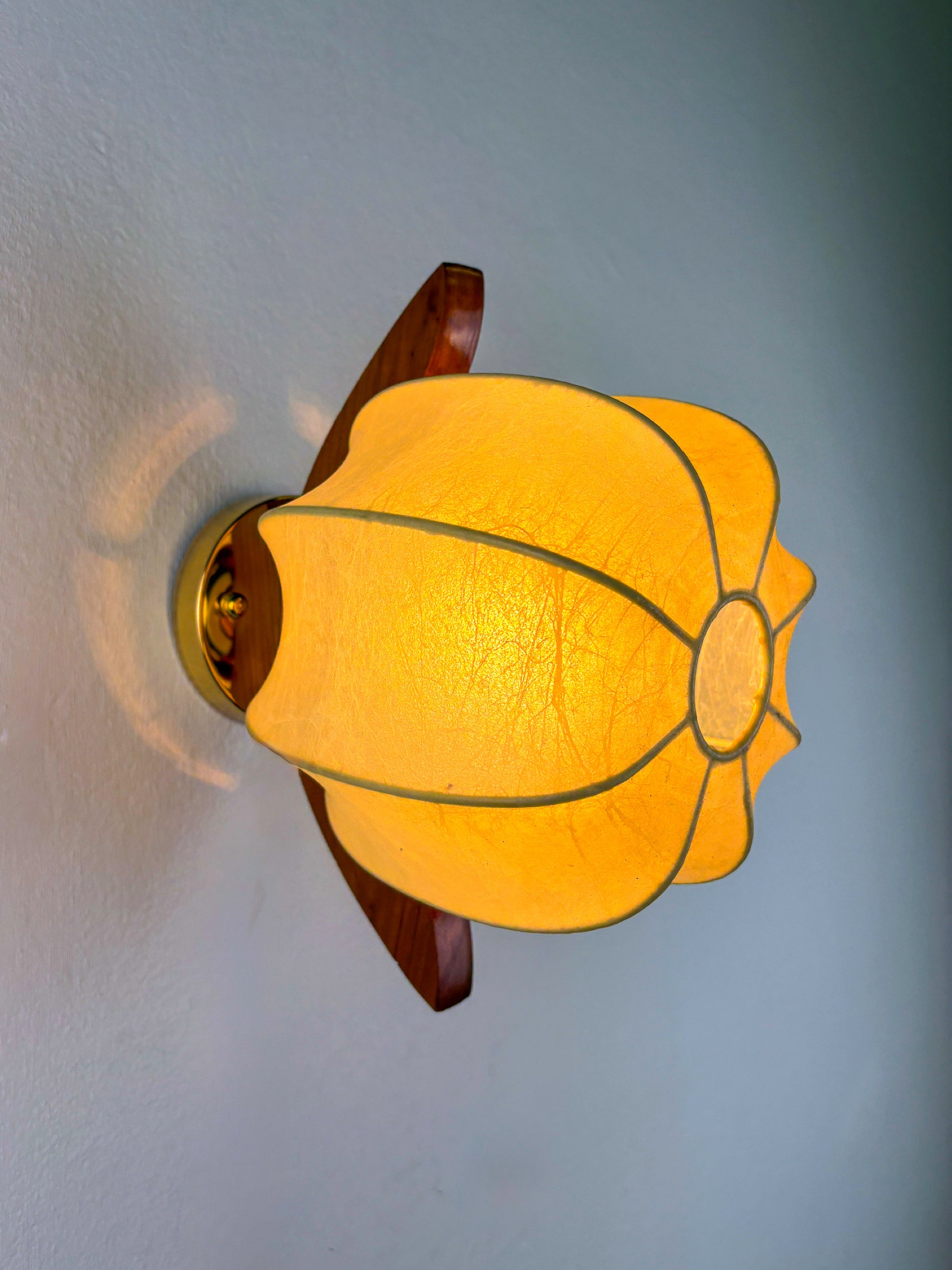 Italian "Cocoon" wall light, resin and pine wood, 1970s