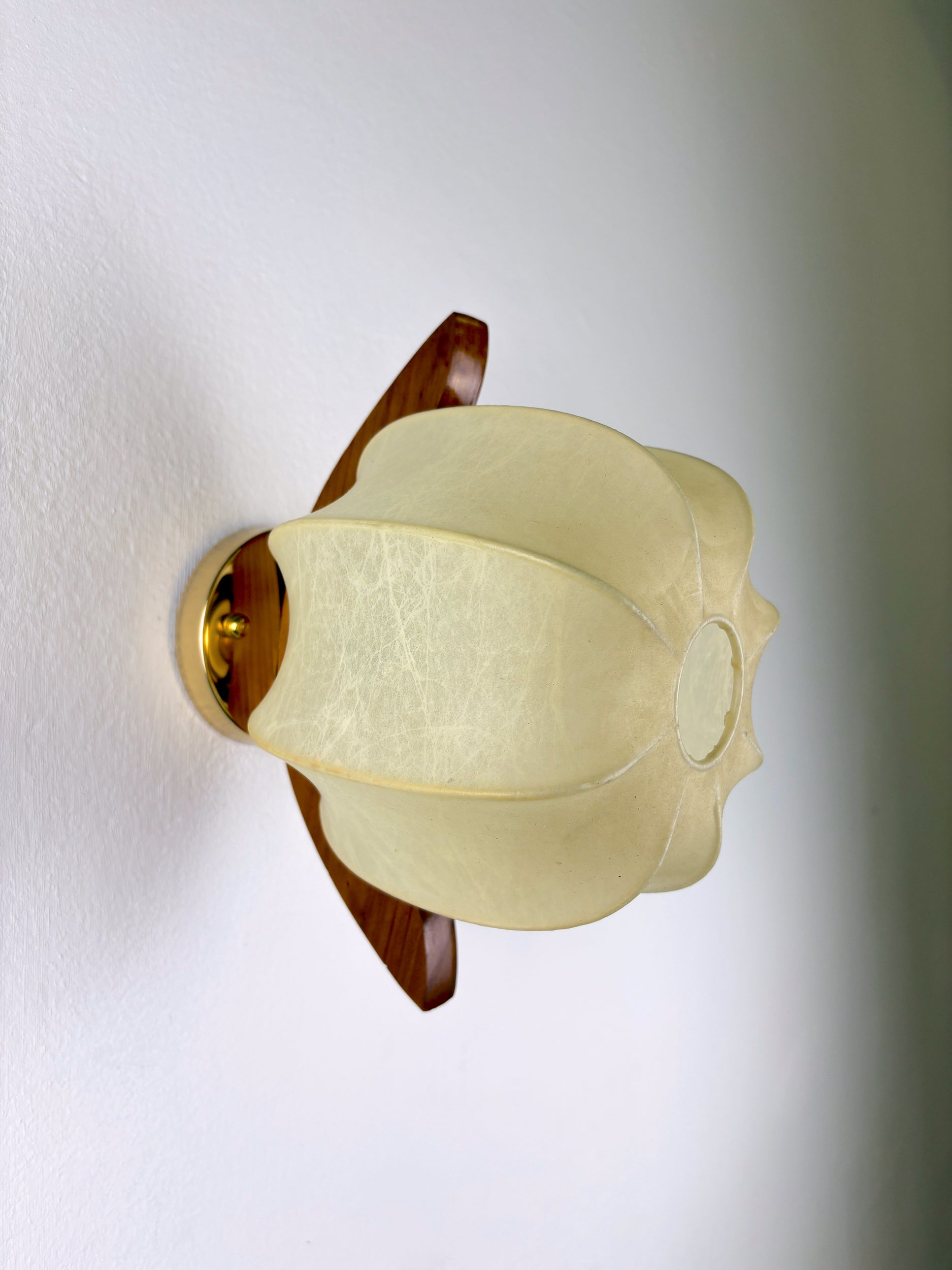 Italian "Cocoon" wall light, resin and pine wood, 1970s