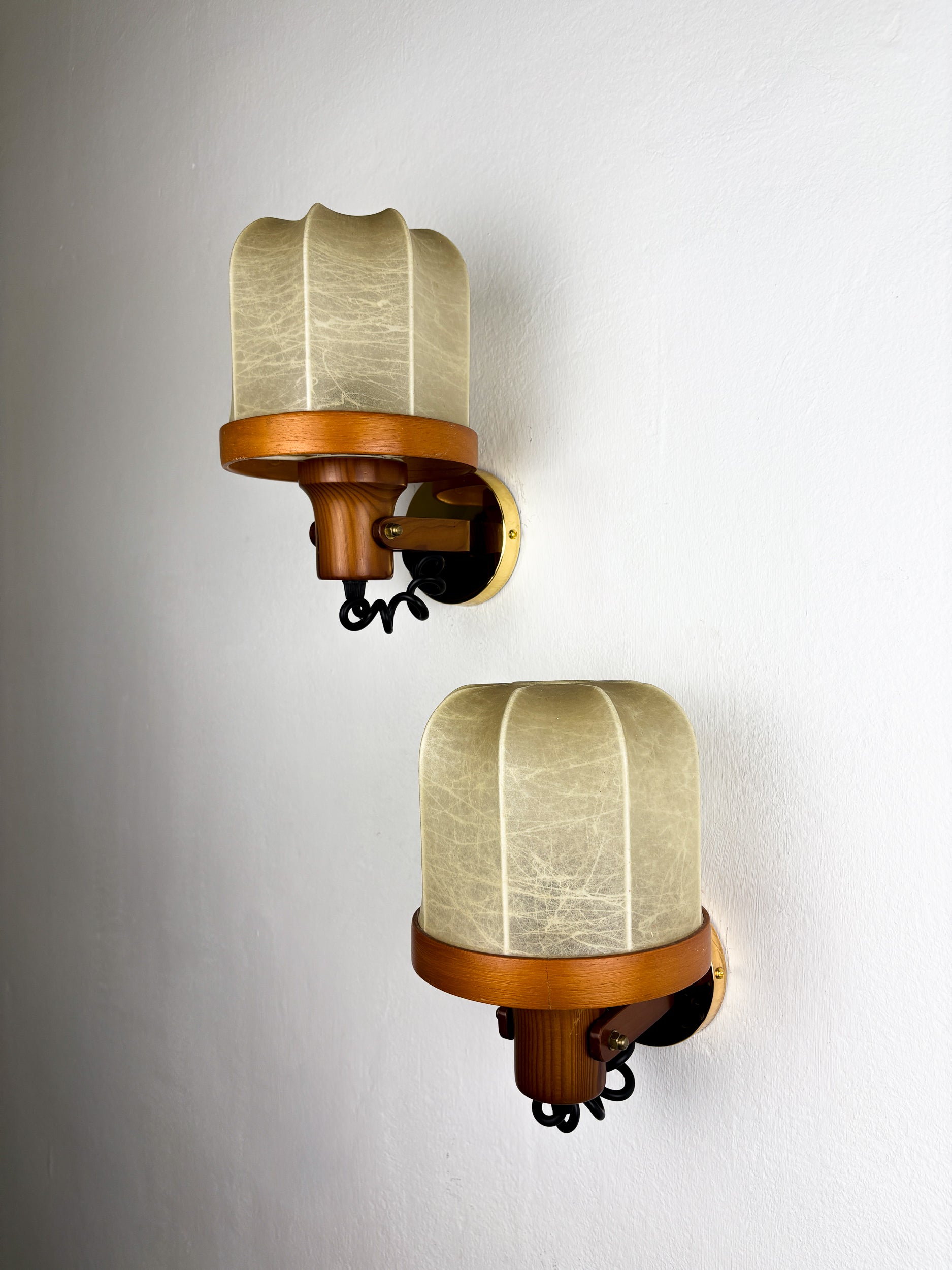 Pair of articulated "Cocoon" wall lights in resin and pine, Italy, Circa 1970's