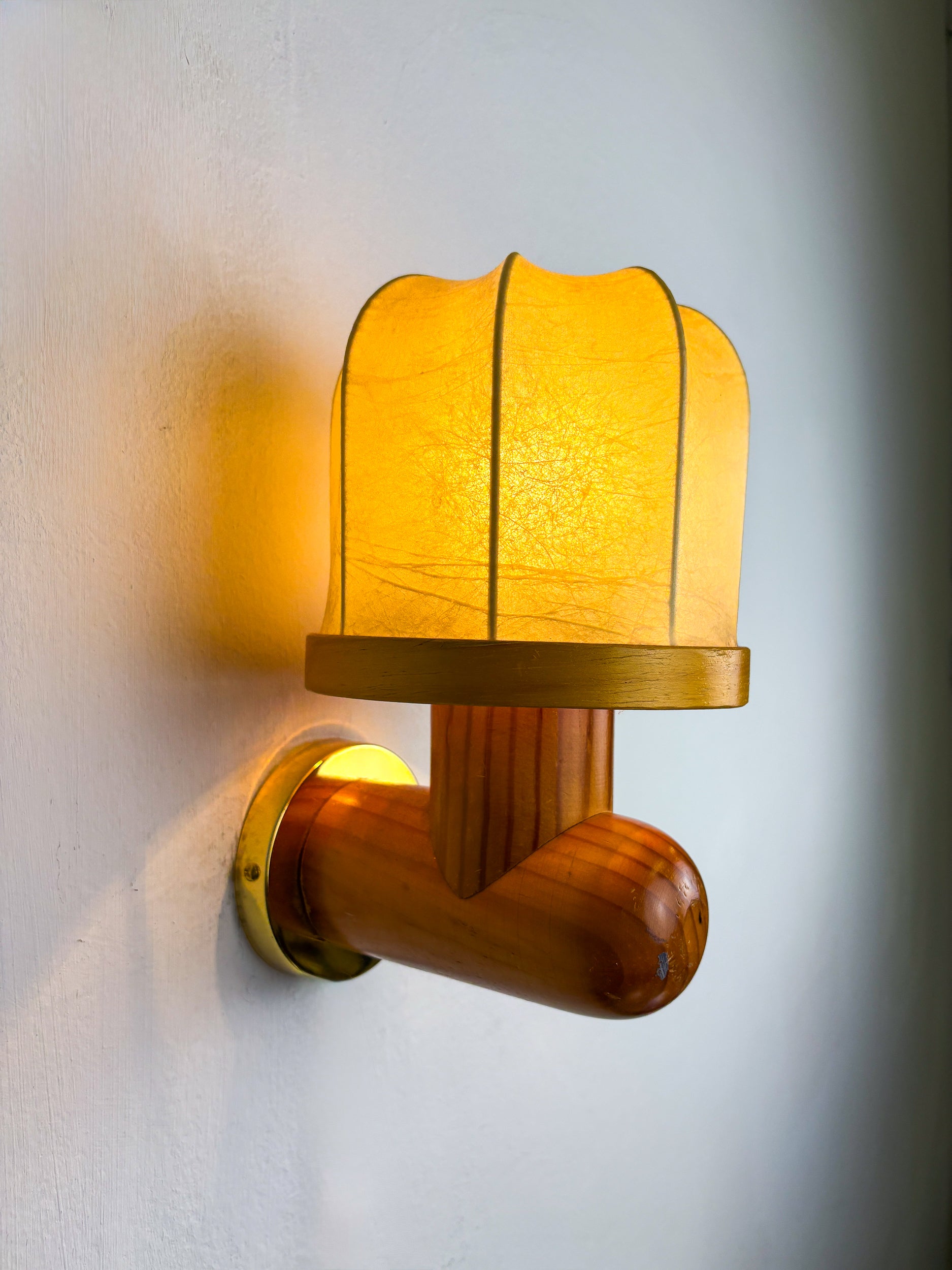 Italian "Cocoon" wall light, resin and pine wood, 1970s