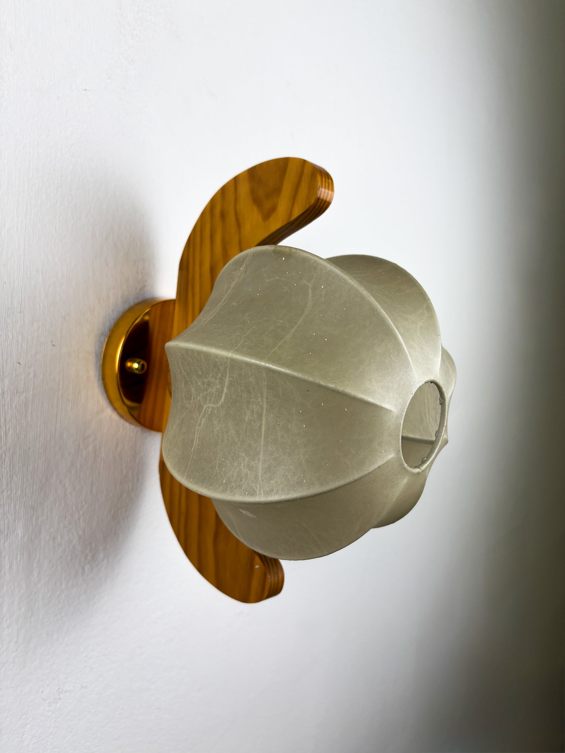 Italian "Cocoon" wall light, resin and pine wood, Circa 1970's